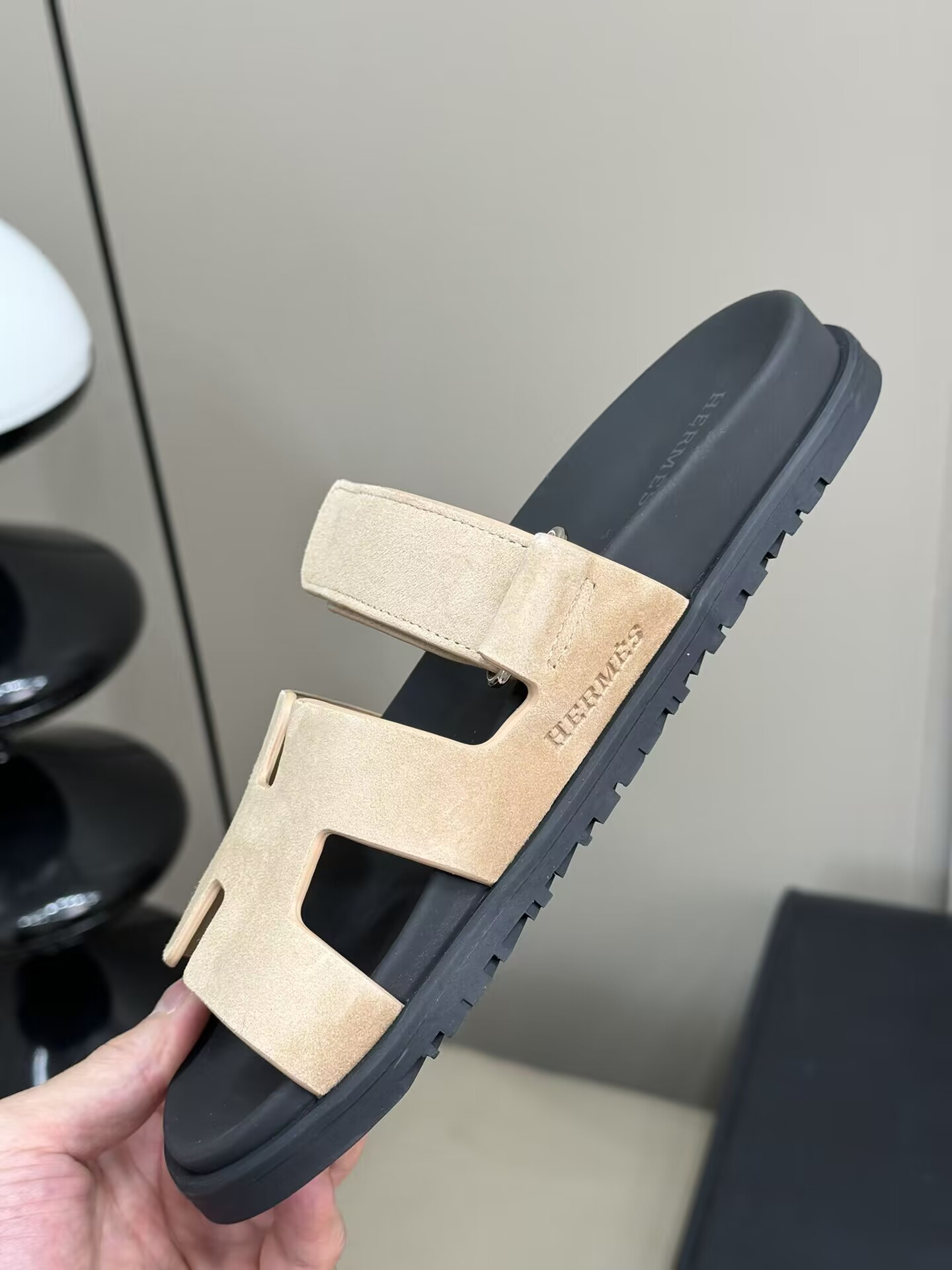 UA H**me5 Chypre sandal