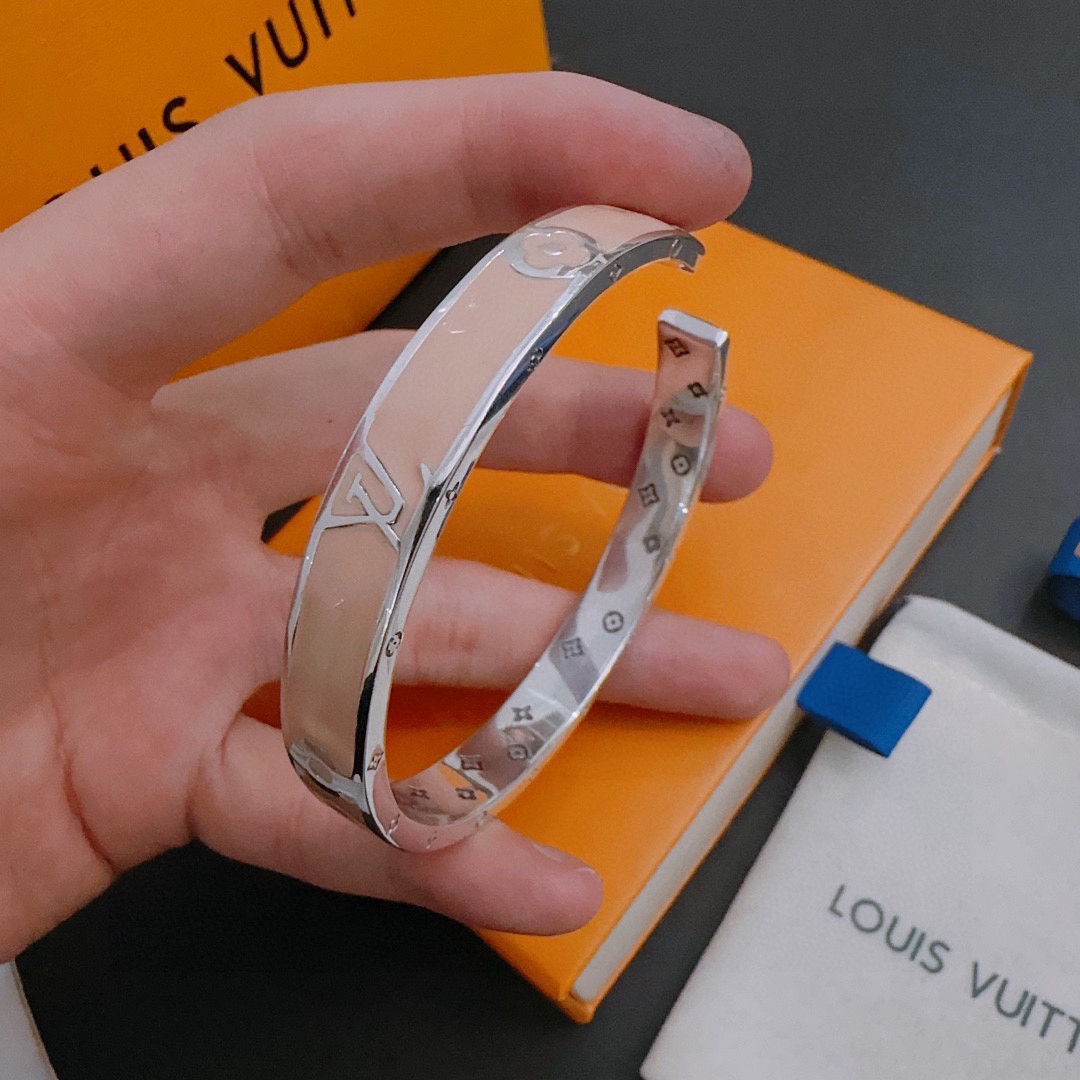 L0vis Vvtt0n Bracelet