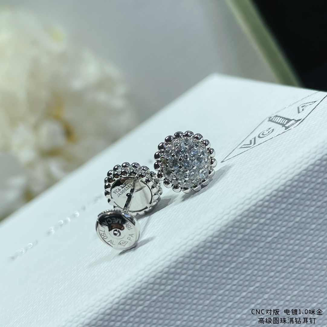 V*n Cl**f & Arpels round bead full D1am0nd earrings