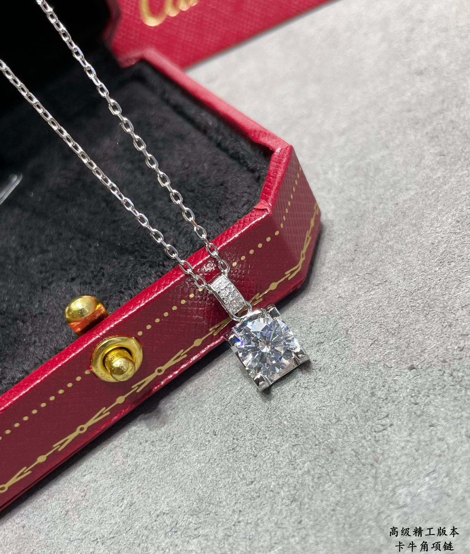 Ca*t1er Horn Necklace