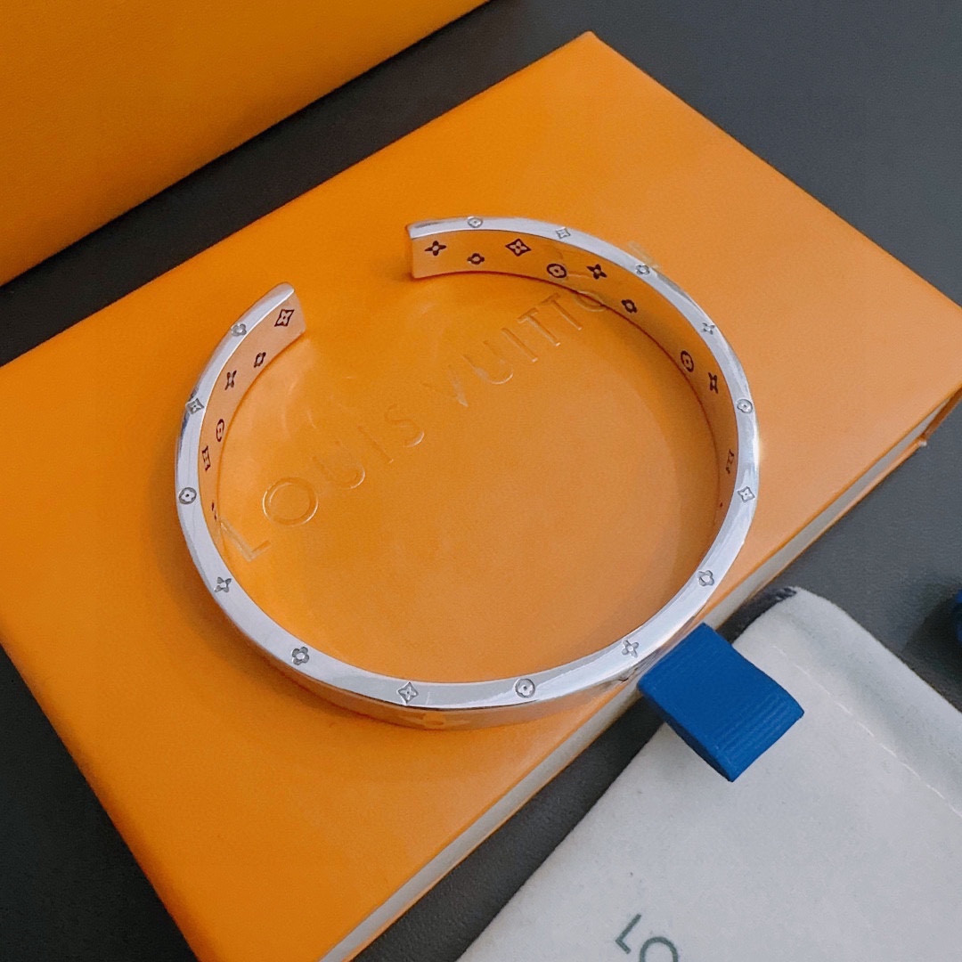 L0vis Vvtt0n Bracelet