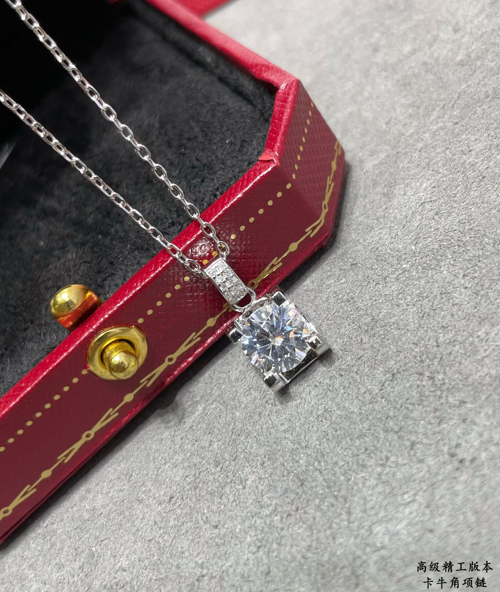 Ca*t1er Horn Necklace