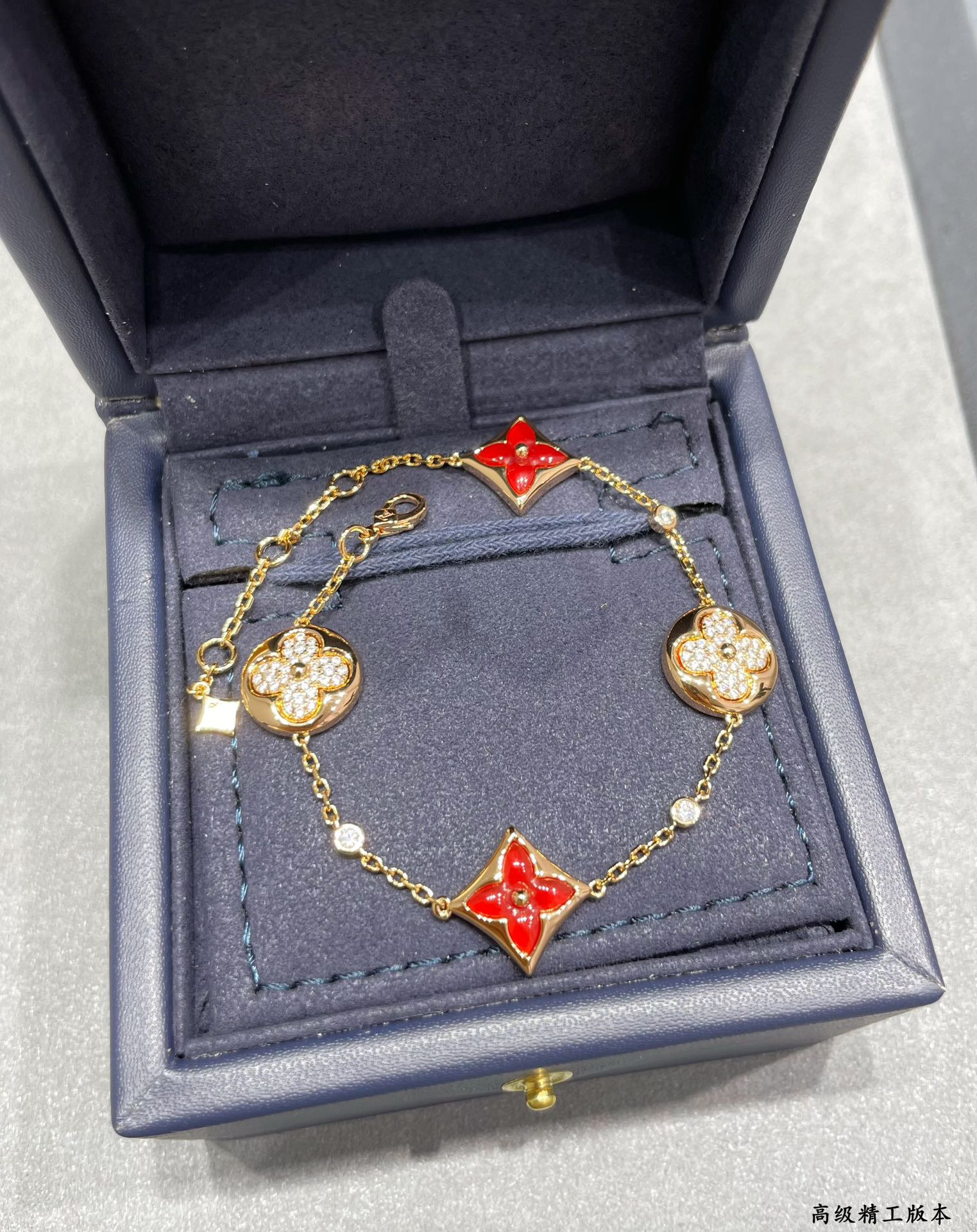 L0vis Vvtt0n Large with Red Agate and D1am0nds Four-Flower Bracelet