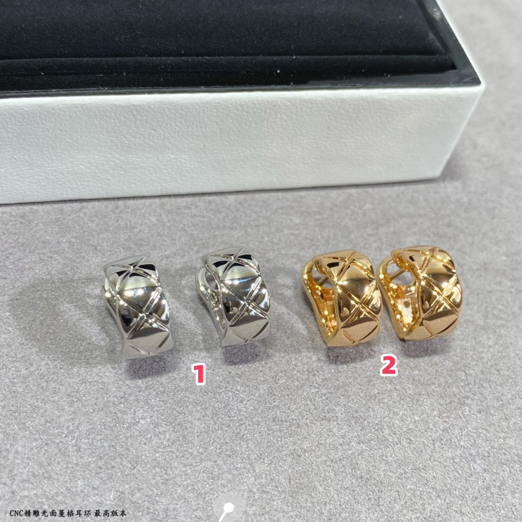 Chanel Finely carved diamond surface Earrings