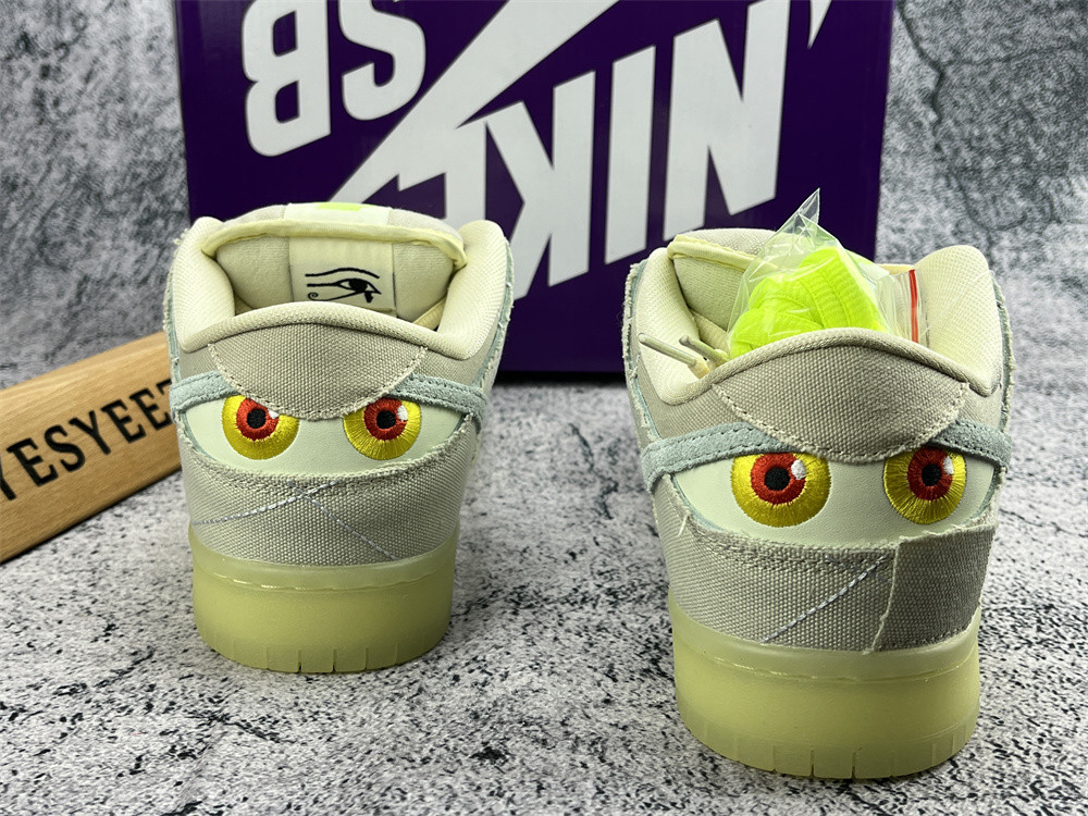 UA NIKE SB DUNK LOW MUMMY