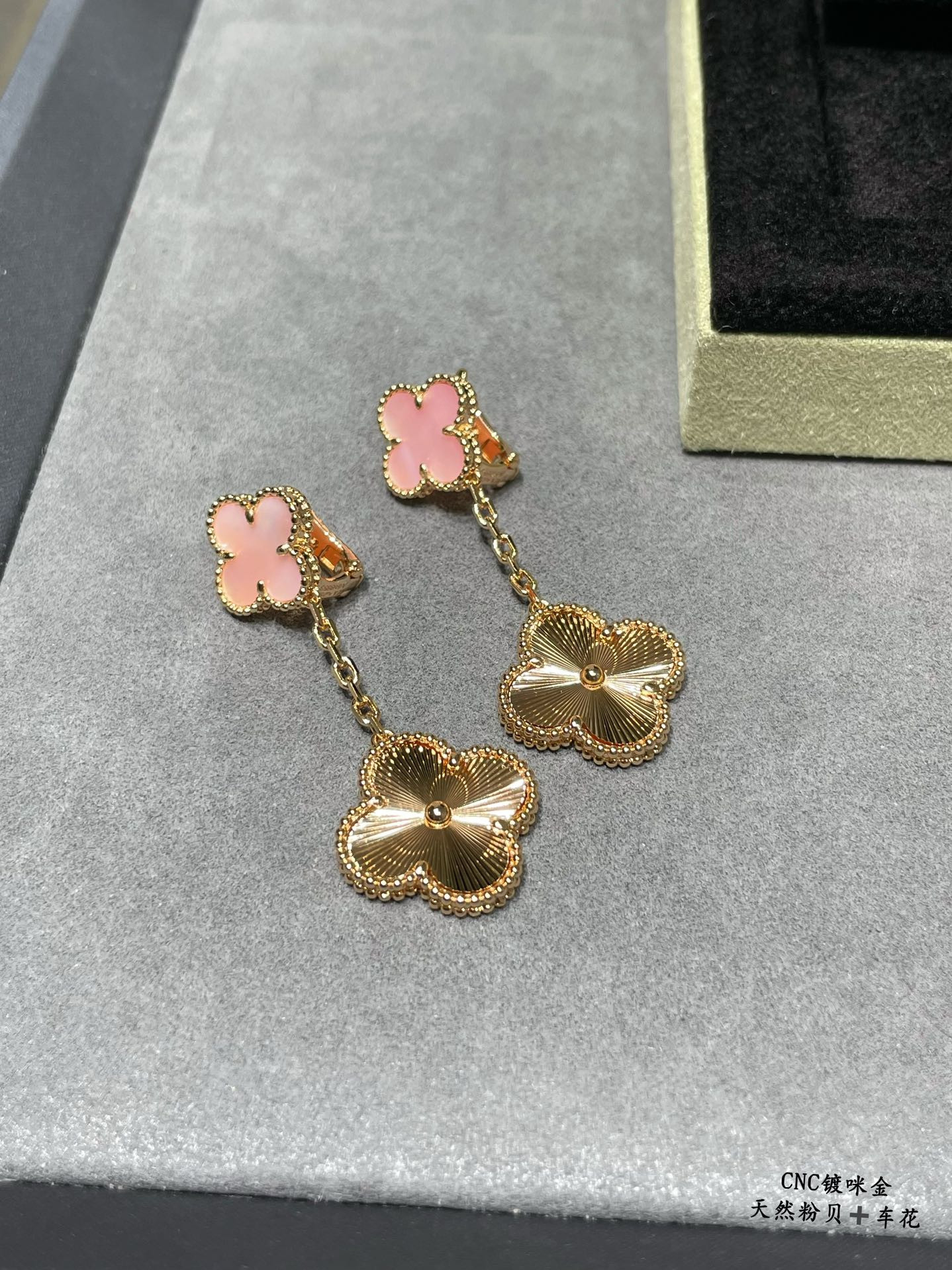 V*n Cl**f & Arpels Two flower four leaf clover Earrings(No refund or exchange)