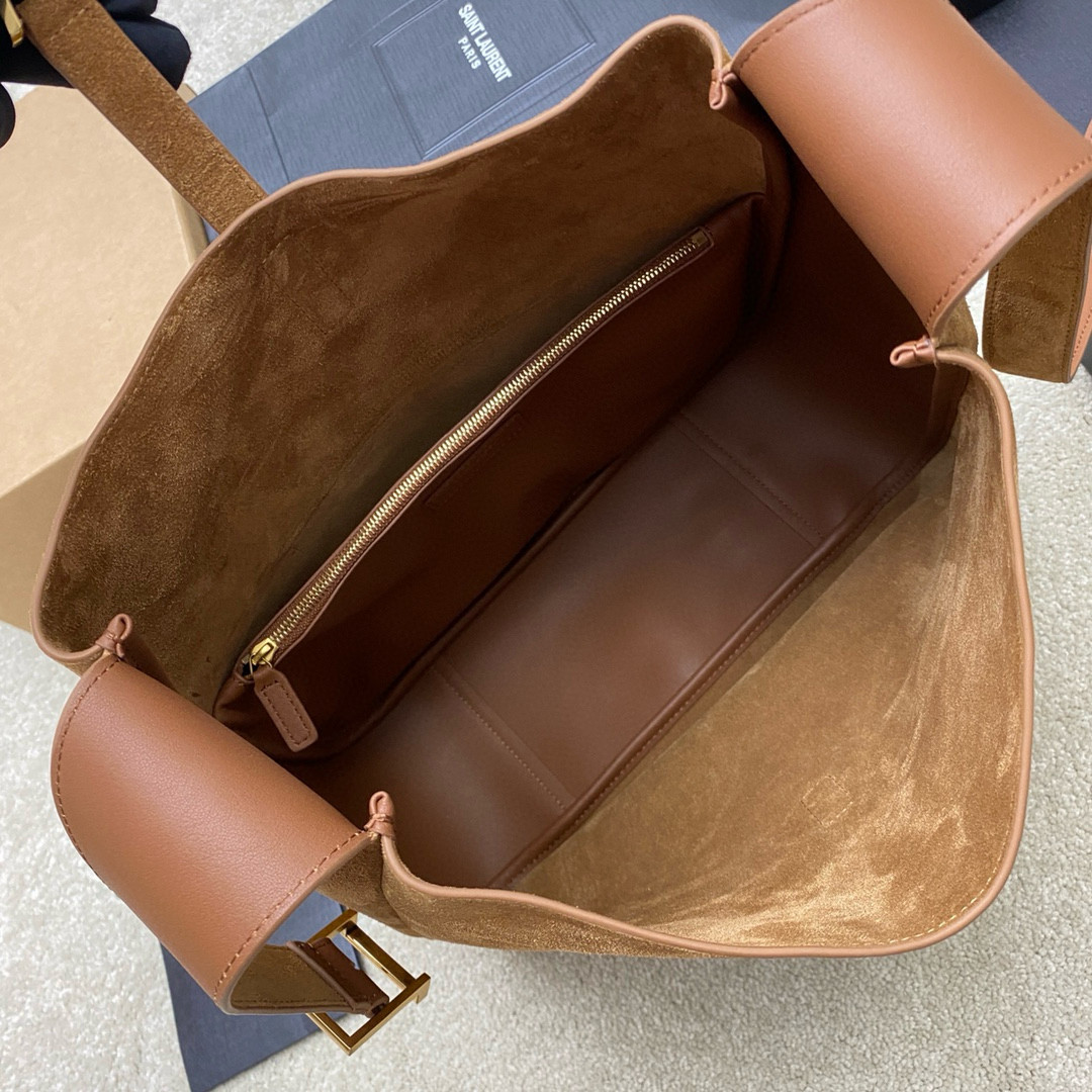 Y51 LE 5 À 7 S*pPLE LARGE IN SUEDE 30 X 31 X 13 CM