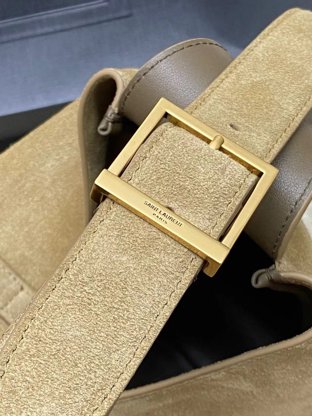 Y51 LE 5 À 7 S*pPLE LARGE IN SUEDE 30 X 31 X 13 CM