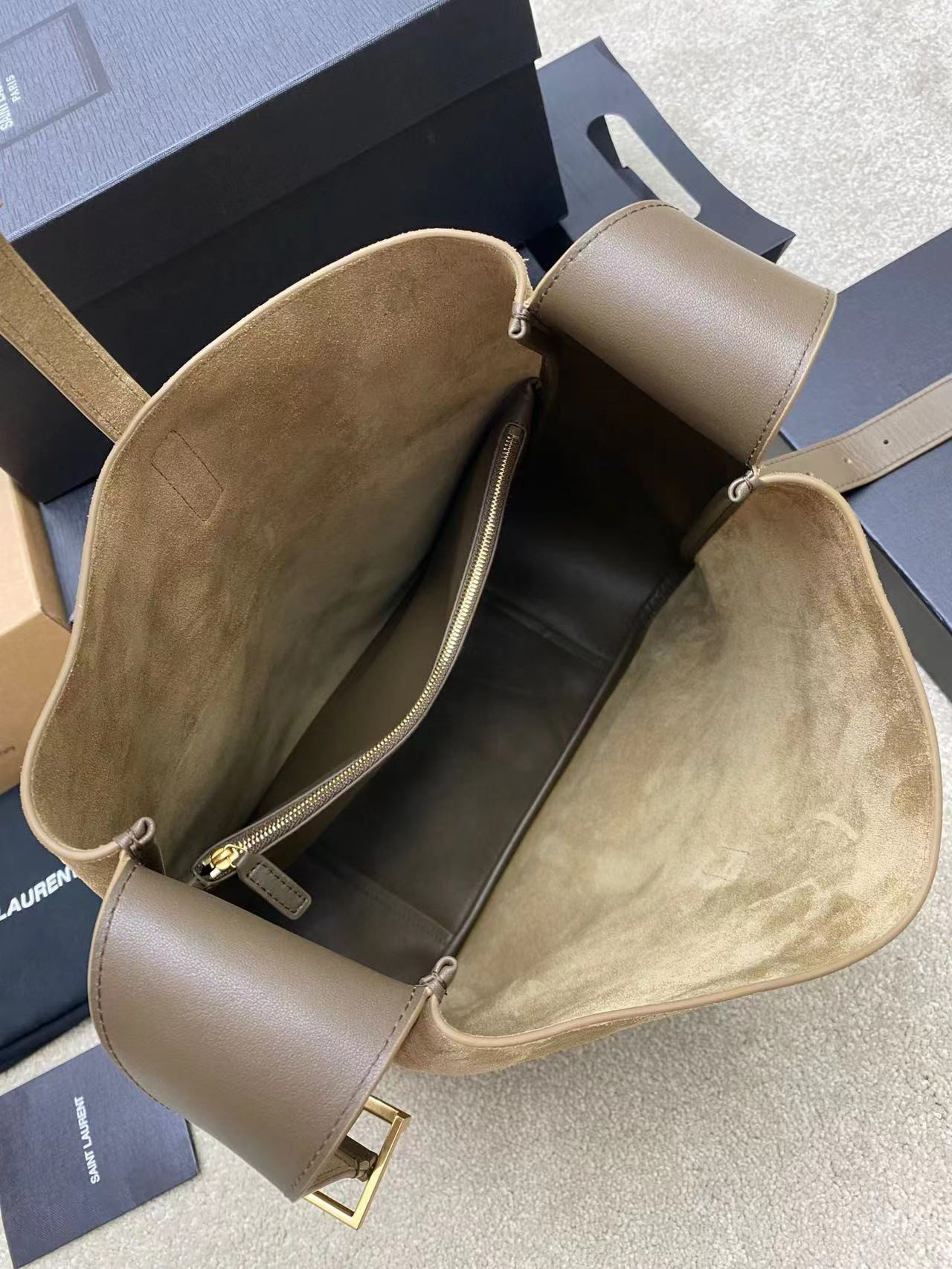 Y51 LE 5 À 7 S*pPLE LARGE IN SUEDE 30 X 31 X 13 CM