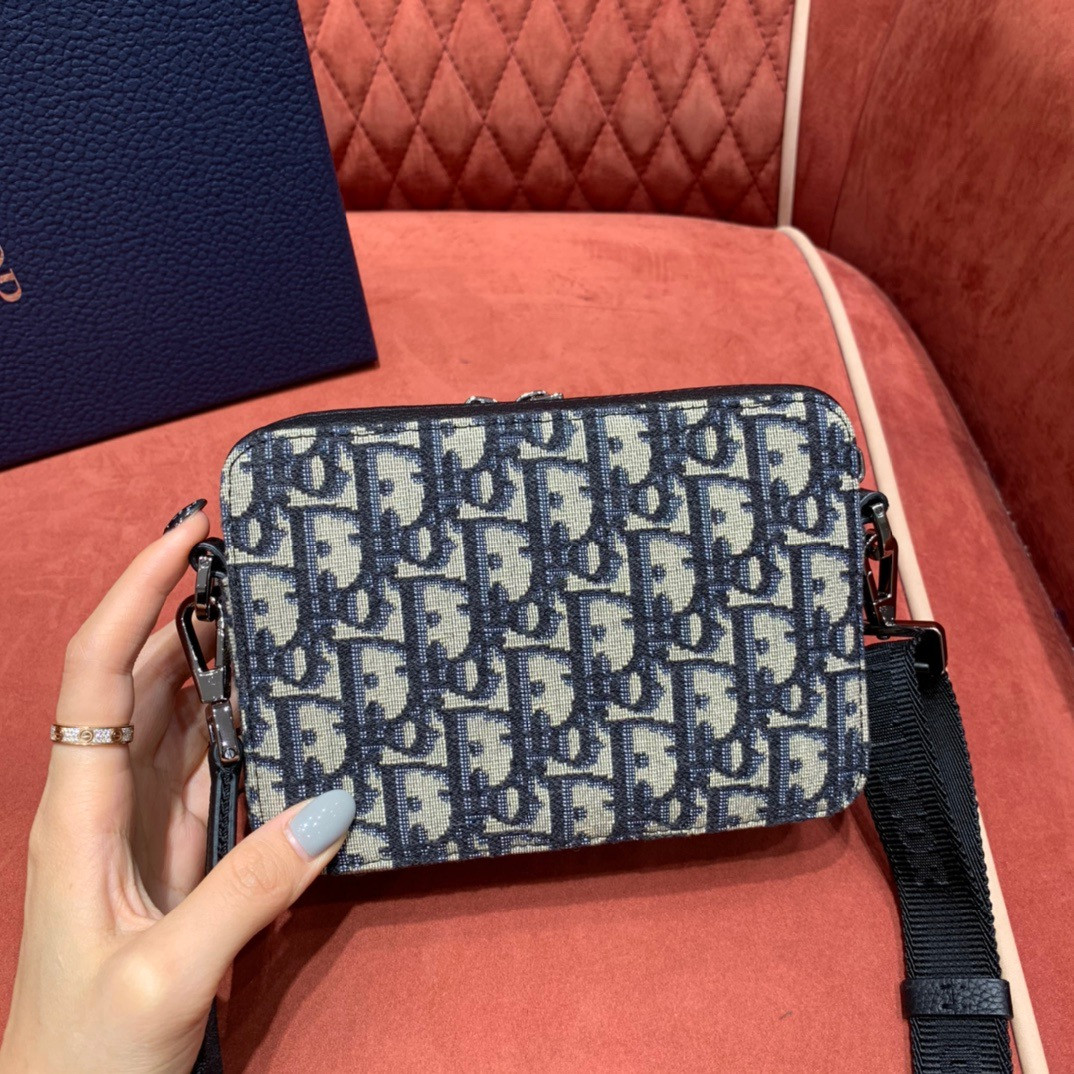 D10r POUCH WITH SHOULDER STRAP 17cm