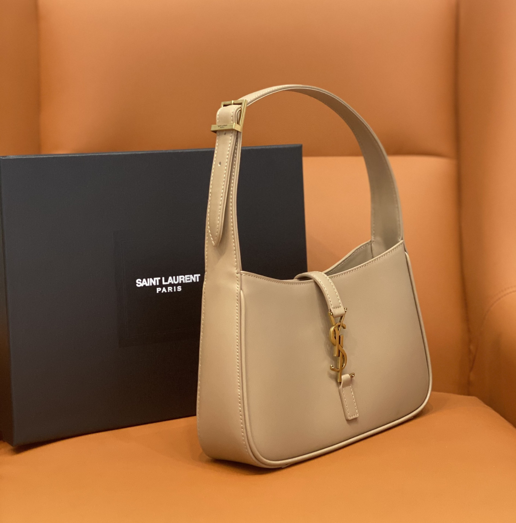 Y51 LE 5 À 7 IN SMOOTH LEATHER IVOIRE NATUREL 23 X 16 X 6.5 CM