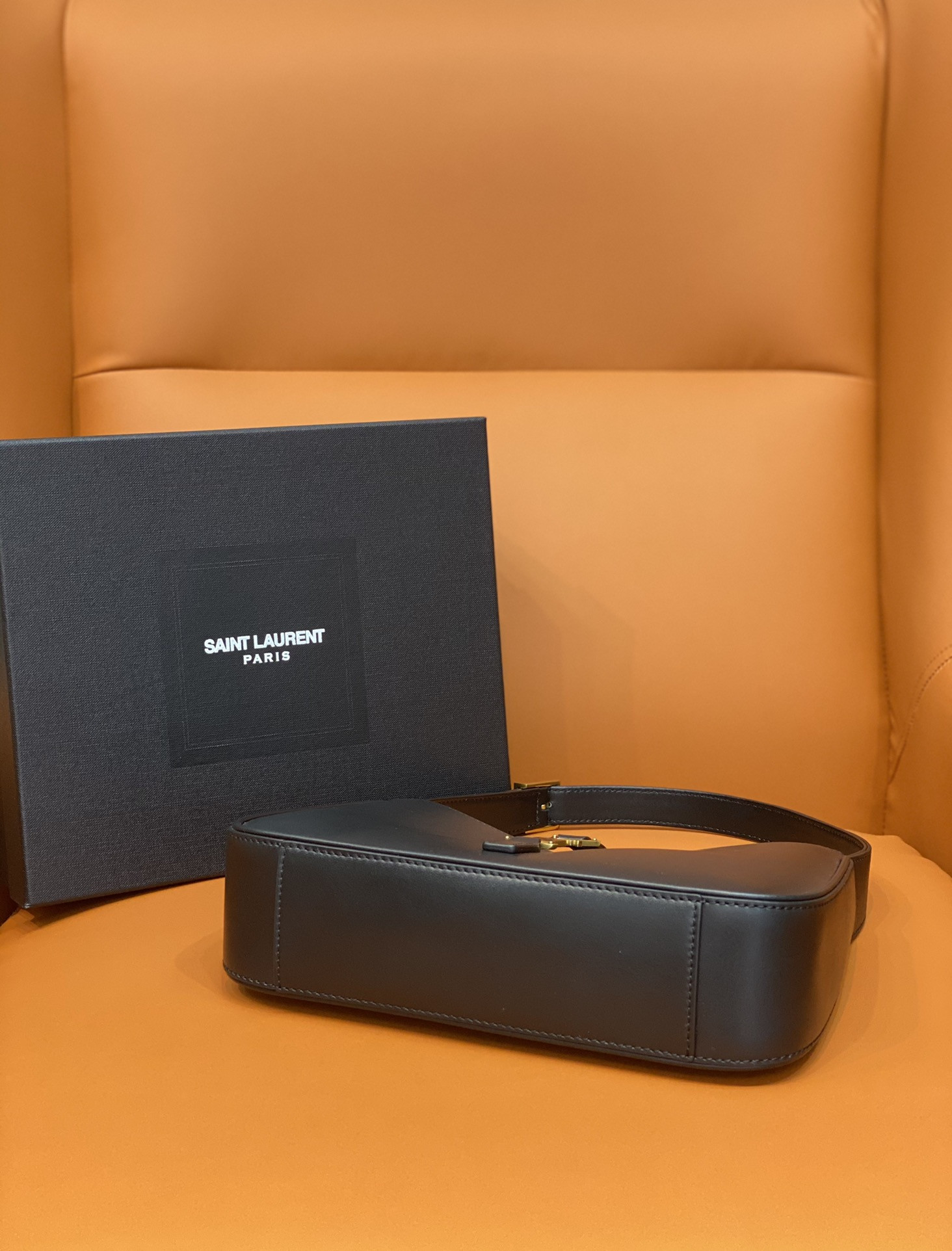 Y51 LE 5 À 7 IN SMOOTH LEATHER NOIR 23 X 16 X 6.5 CM