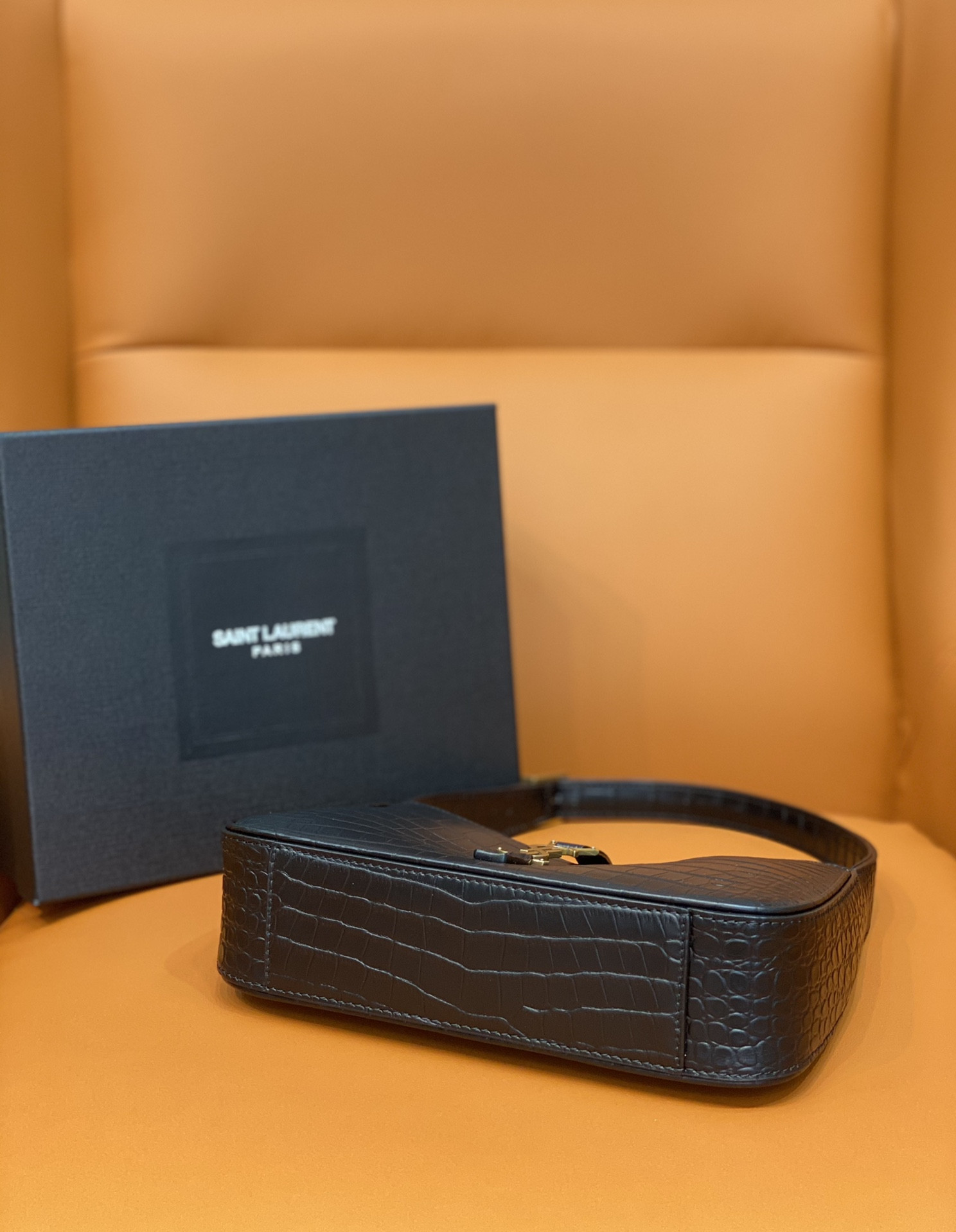 Y51 LE 5 À 7 IN CROCODILE-EMBOSSED SHINY LEATHER NOIR 23 X 16 X 6.5 CM