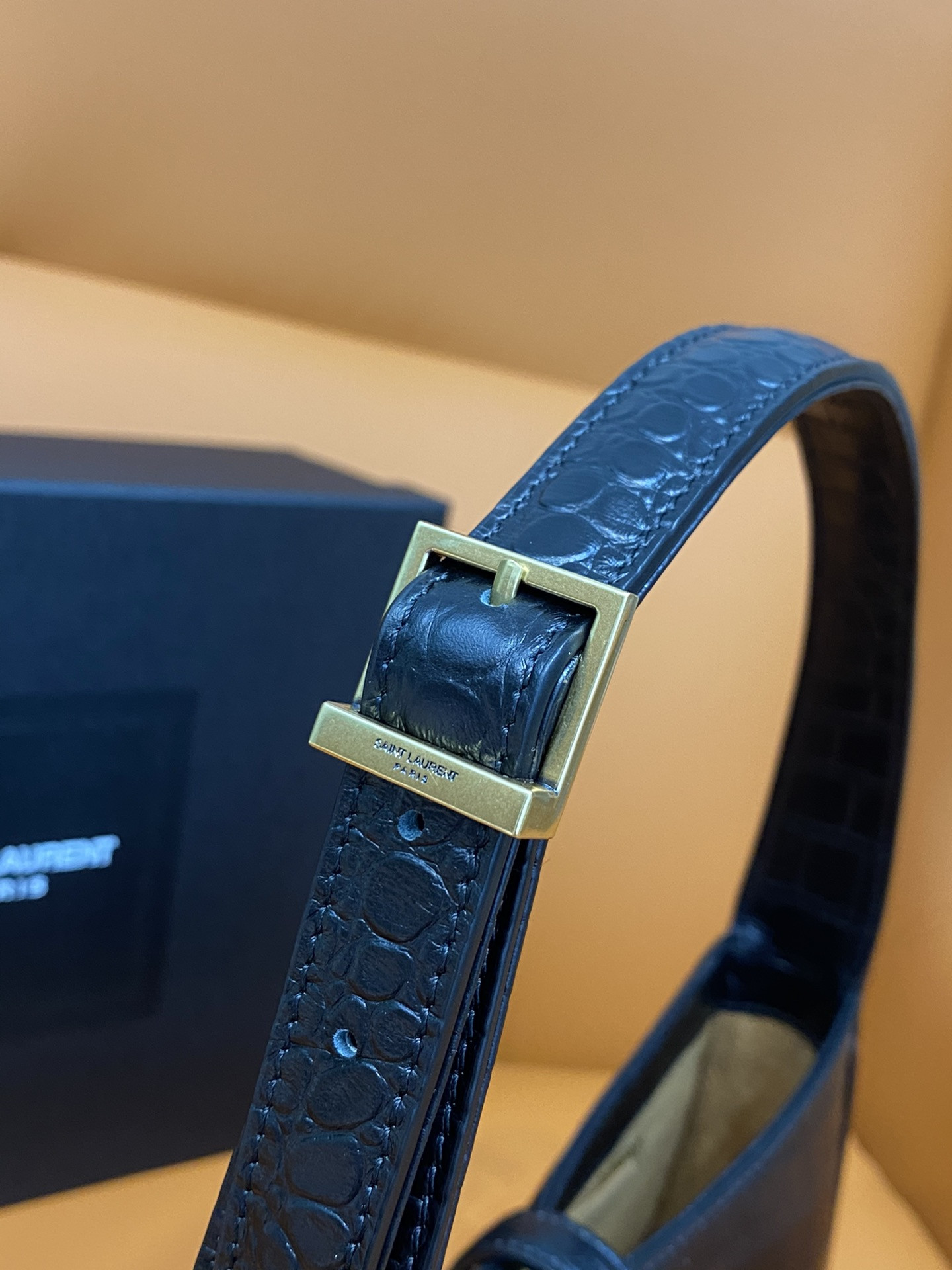 Y51 LE 5 À 7 IN CROCODILE-EMBOSSED SHINY LEATHER NOIR 23 X 16 X 6.5 CM