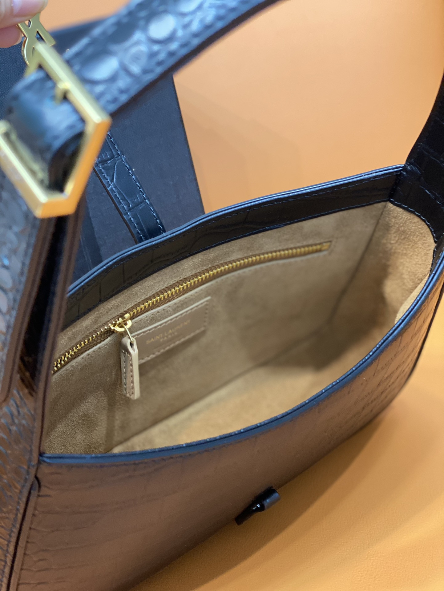 Y51 LE 5 À 7 IN CROCODILE-EMBOSSED SHINY LEATHER NOIR 23 X 16 X 6.5 CM