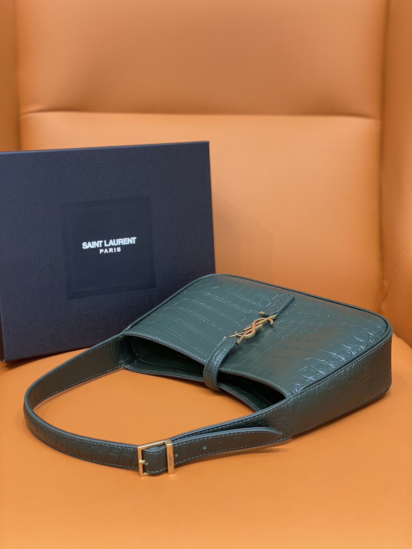 Y51 LE 5 À 7 IN CROCODILE-EMBOSSED SHINY LEATHER  23 X 16 X 6.5 CM