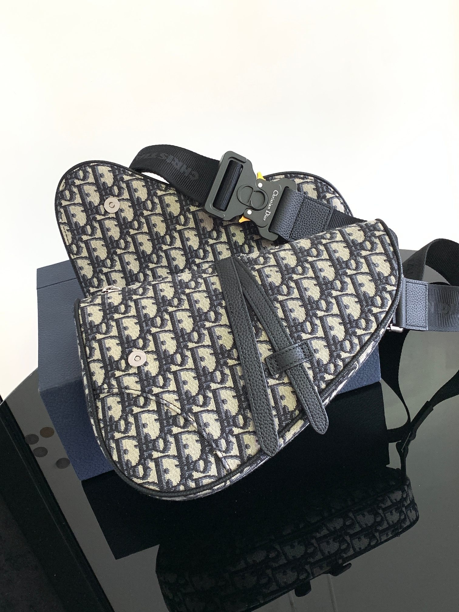 D10r Saddle Bag Beige and Black D10r Oblique Jacquard 26 x 19 x 4.5 cm