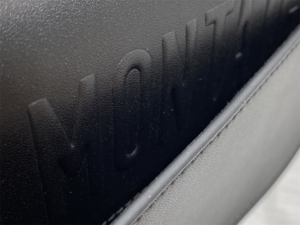 D10r BOBBY EAST-WEST BAG Latte Box Calfskin black