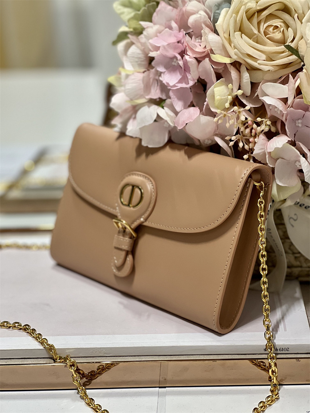 D10r BOBBY EAST-WEST POUCH WITH CHAIN Latte Smooth Calfskin Amber