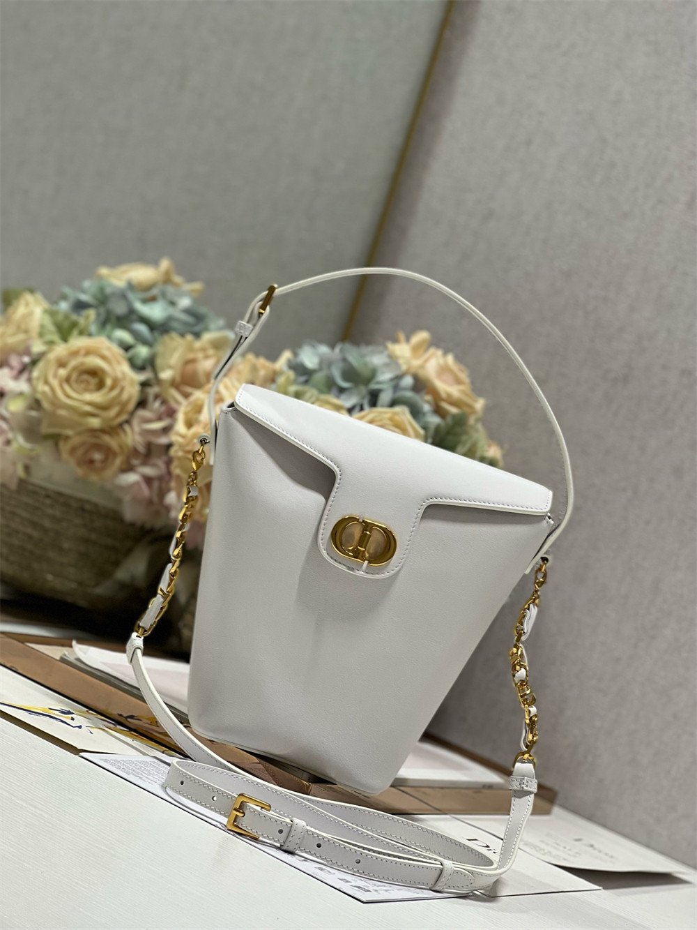 D10r 30 Montaigne Large Chain Bucket Bag White