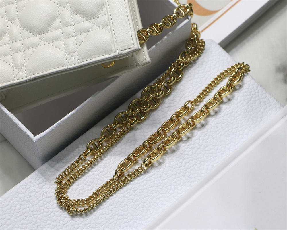 D10r CARO ZIPPED POUCH WITH CHAIN Latte S*pple Cannage Calfskin 19 x 14 x 4.5 cm