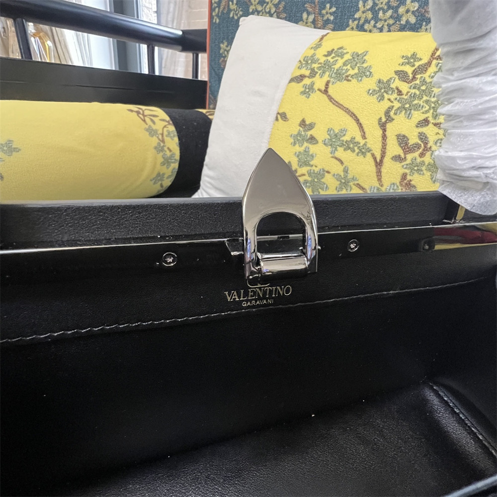 Va1e*ntin0 GARAVANI ROCKSTUD PADDED NAPPA HANDBAG BLACK