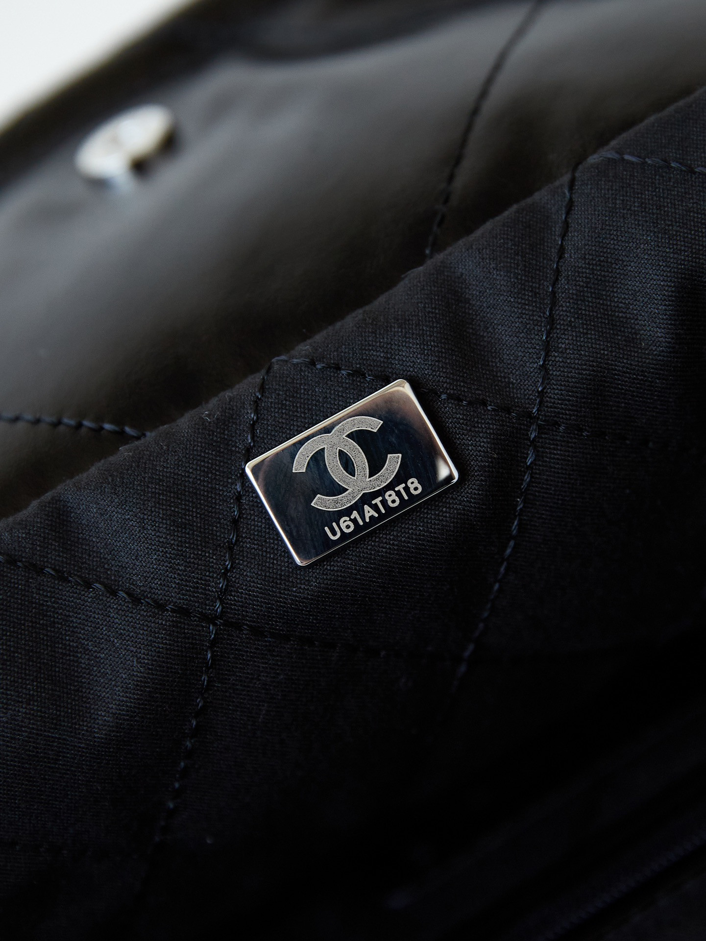 Ch**el 22 SMALL HANDBAG Shiny Calfskin ALL BLACK 13.7×14.4×2.7 in