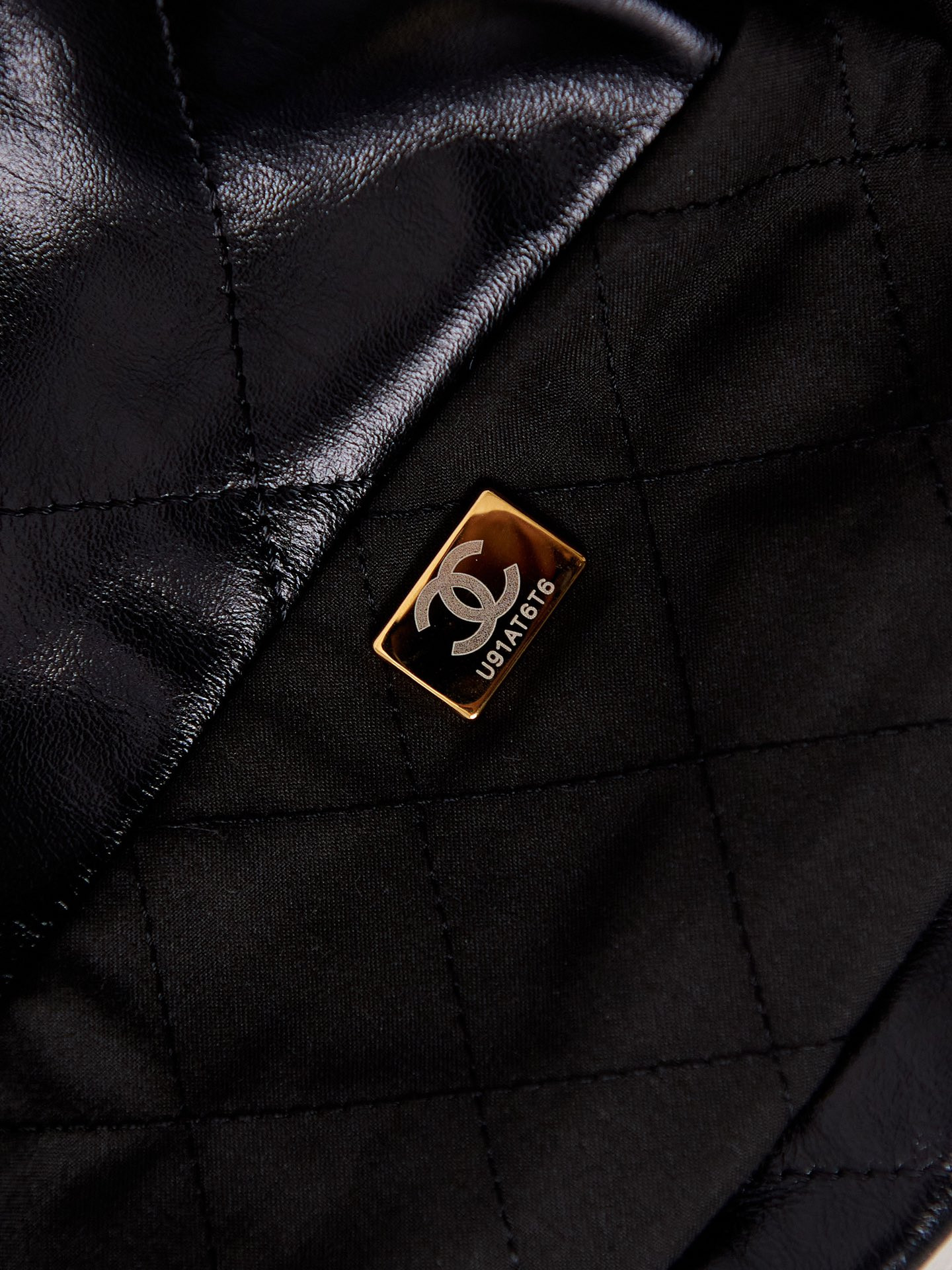 Ch**el 22 HANDBAG Shiny Calfskin & Gold-Tone Metal Black 15.2×16.4×3.1 in