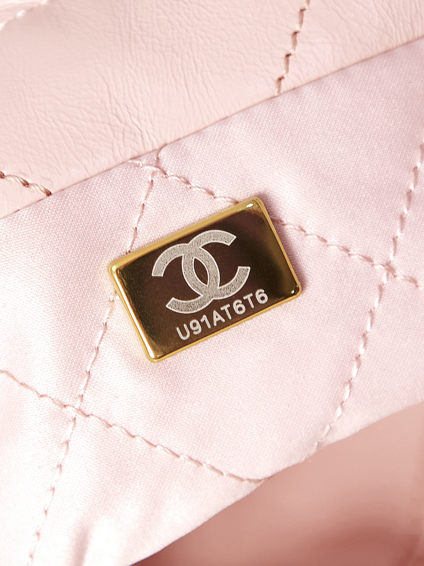 Ch**el 22 MINI HANDBAG Shiny Calfskin Pink 7.8 × 7.4 × 2.3 in