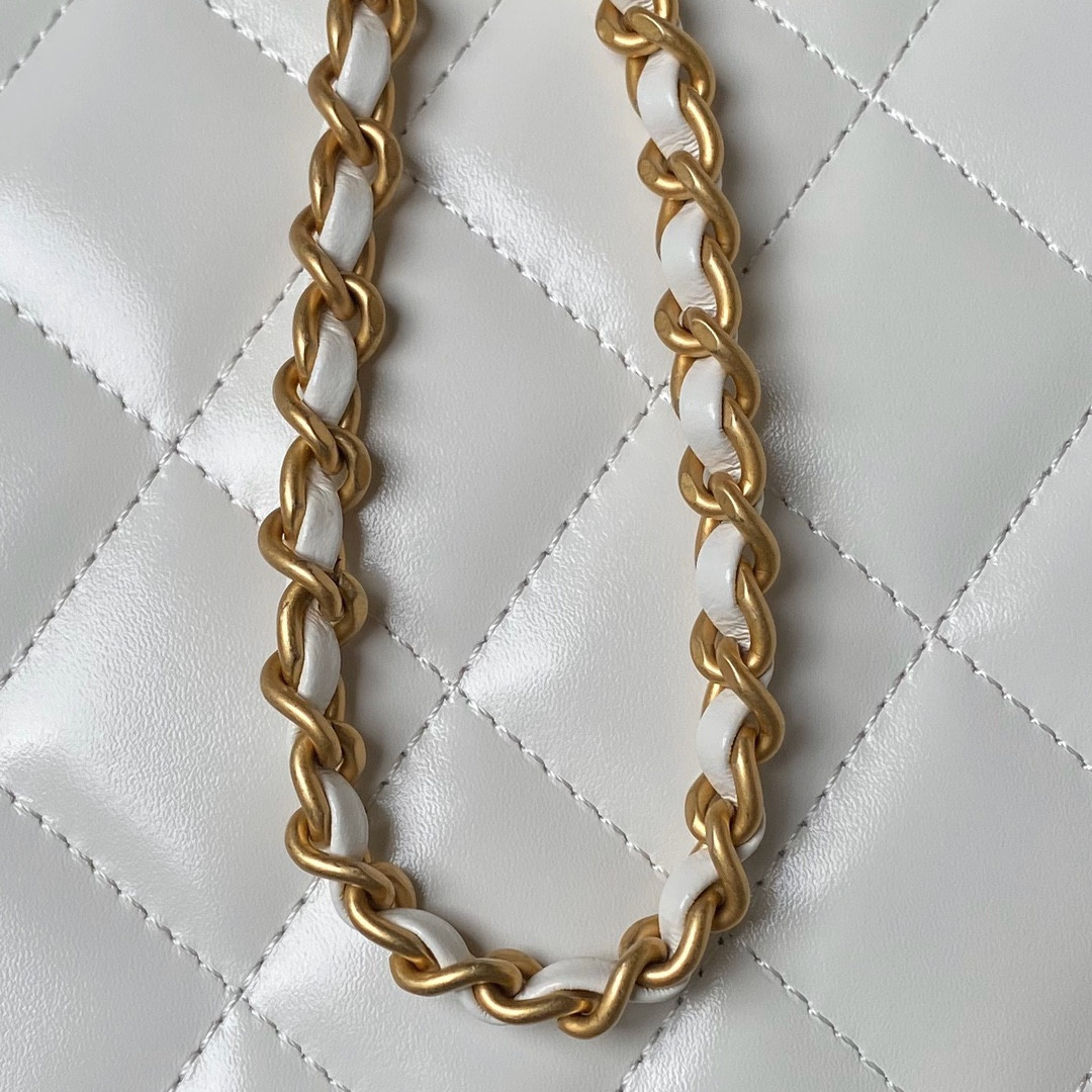 Ch**el FLAP BAG WHITE 22×14.5×8cm