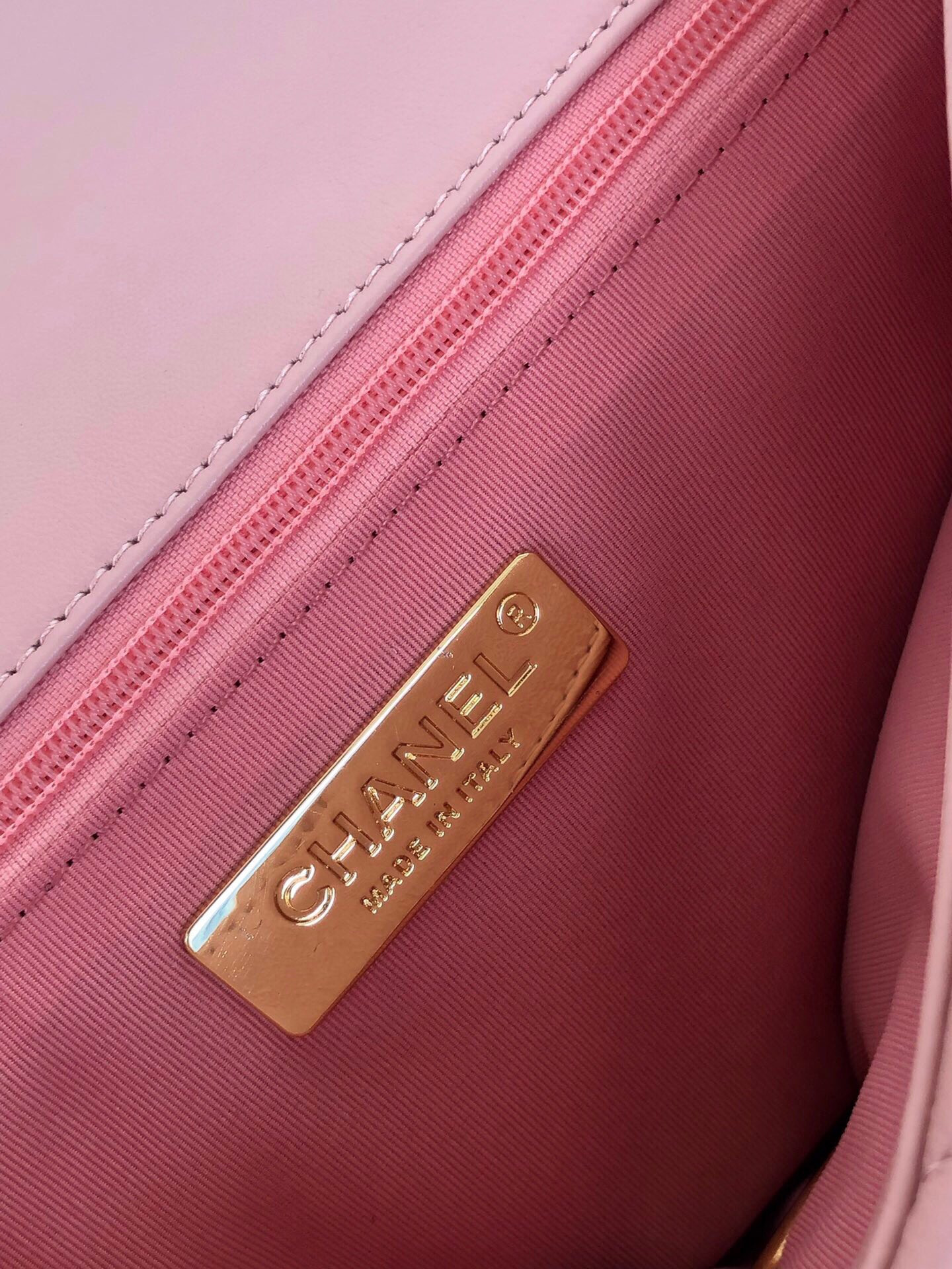 Ch**el 19 HANDBAG Shiny Leather, Gold-Tone, Silver-Tone & Ruthenium-Finish Metal Light Pink 6.2 × 10.1 × 3.5 in