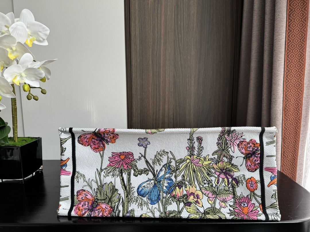 Large D10r BOOK TOTE WHITE MULTICOLOR MEXICO MILLEFIORI EMBROIDERY 16.5 x 14 x 7.5 inches