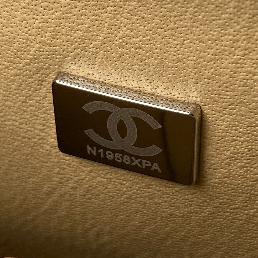 Ch**el CLASSIC HANDBAG GRAINED SHINY CALFSKIN & SILVER-TONE METAL COFFEE 6 × 9.9 × 2.5 in