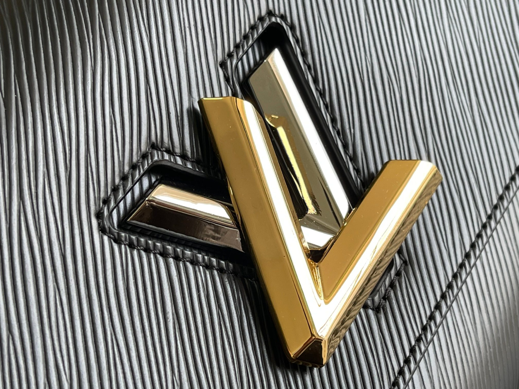 L0vis Vvtt0n M21025 Twist MM 9.1 x 6.7 x 3.7 inches