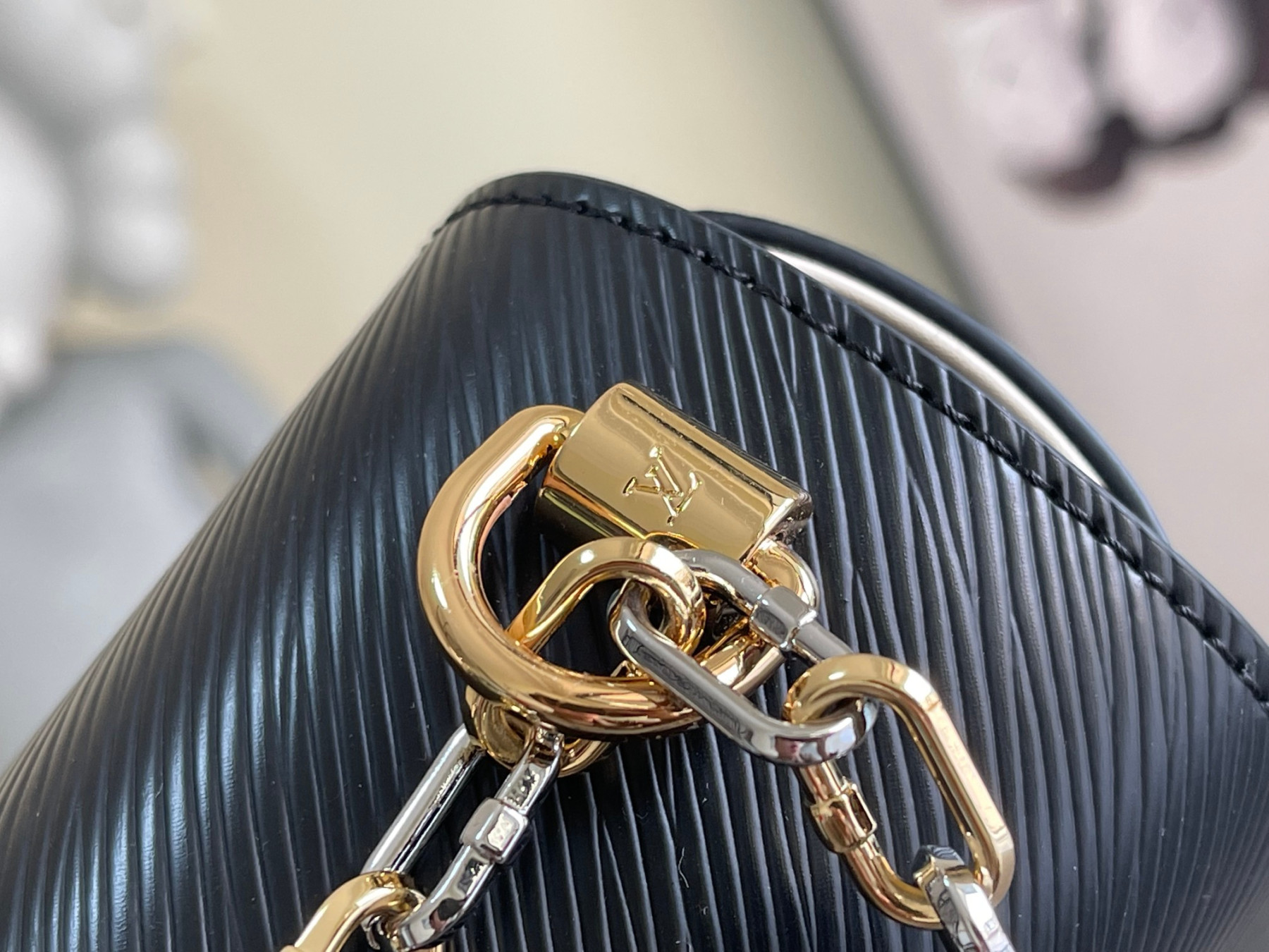 L0vis Vvtt0n M21025 Twist MM 9.1 x 6.7 x 3.7 inches