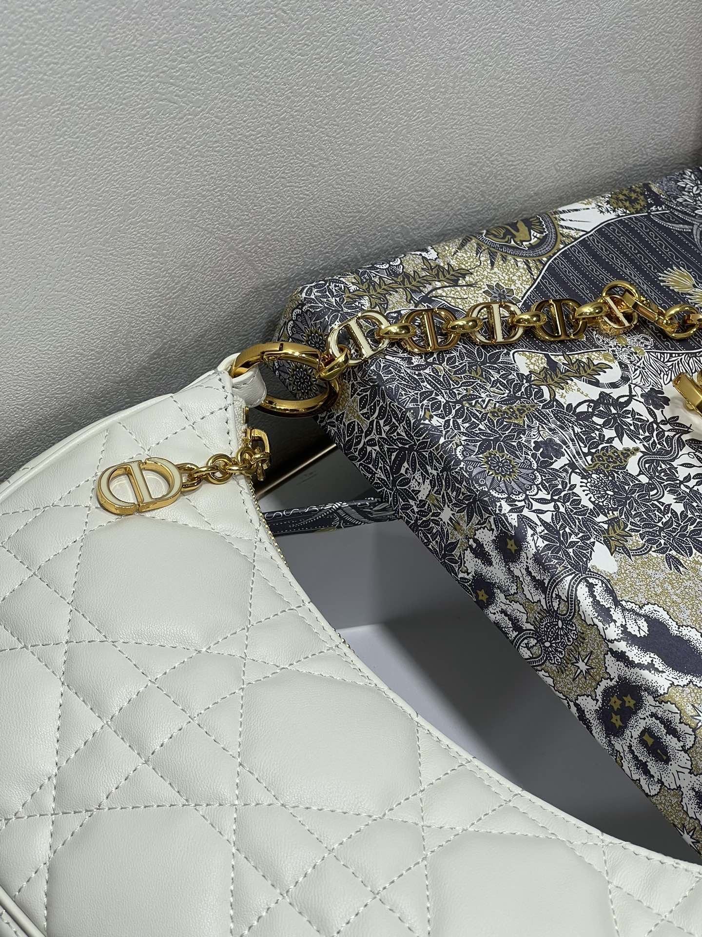 D10r CD Lounge bag white 26 x 15x 5.5 cm