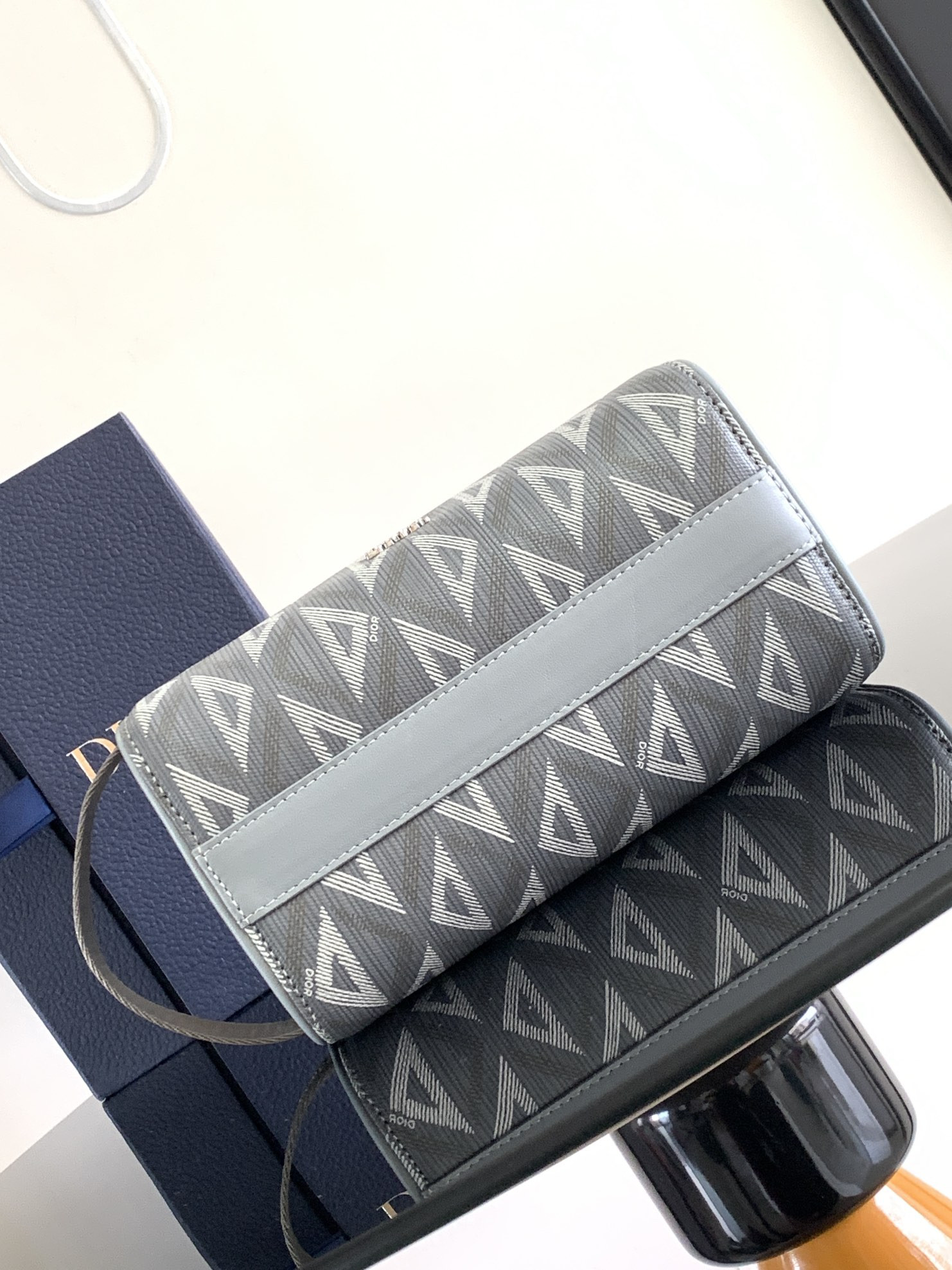 D10r Lingot Toiletry Bag Gray Mirage Technical Fabric 8.5 x 5 x 4 inches