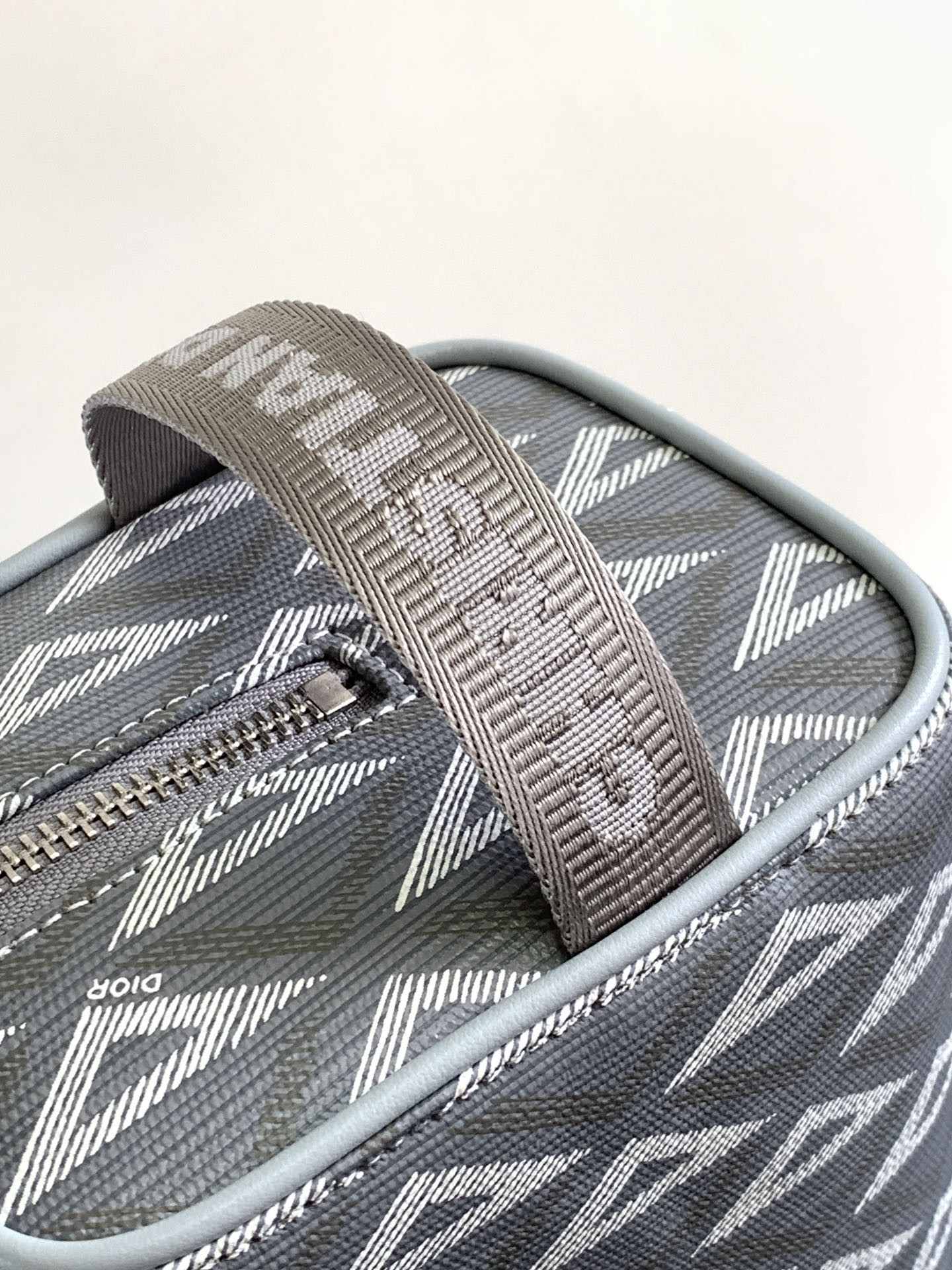 D10r Lingot Toiletry Bag Gray Mirage Technical Fabric 8.5 x 5 x 4 inches