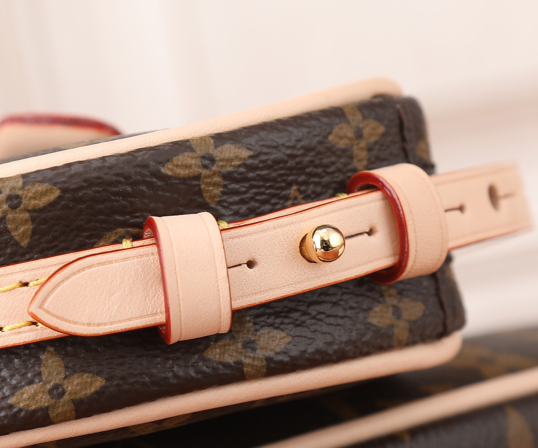 L0vis Vvtt0n M46828 Croissant MM 9.8 x 5.9 x 2 inches