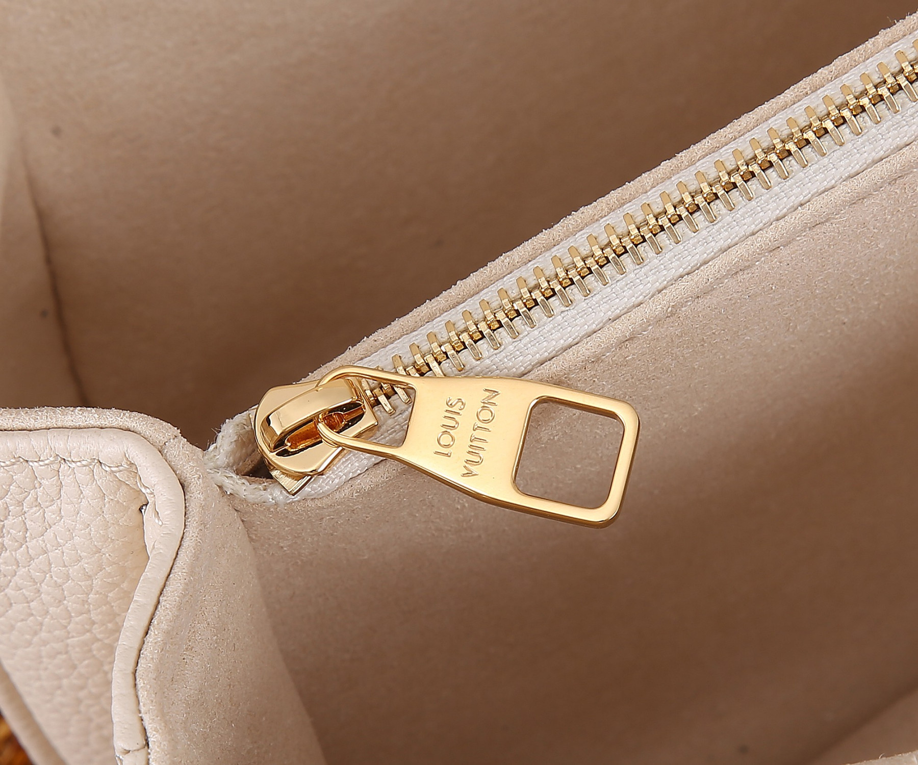 LV Pochette Métis East West M22942 21.5 x 13.5 x 6 cm