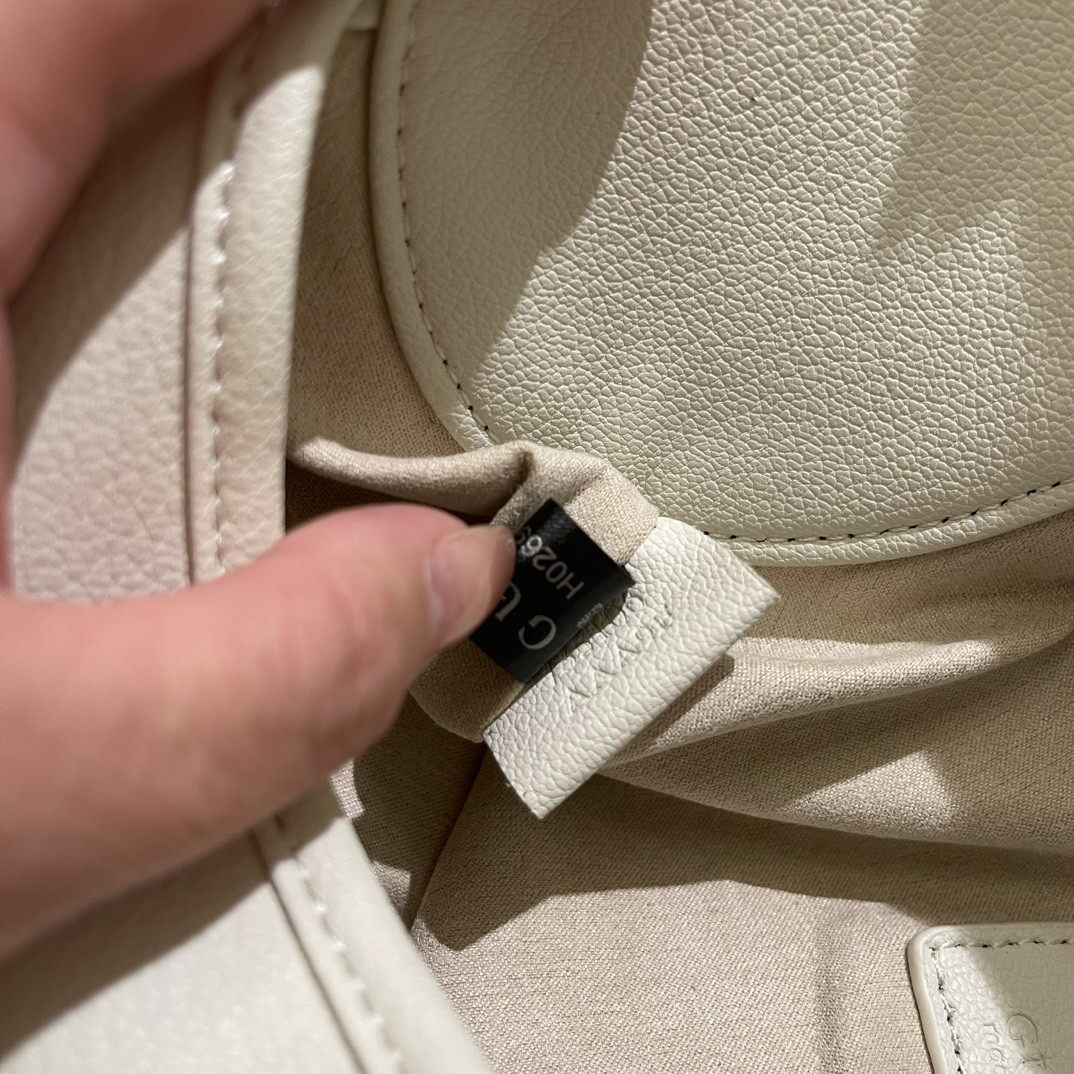 Gvc*1 APHRODITE SHOULDER BAG WHITE 27 X 13.5 X 2 cm