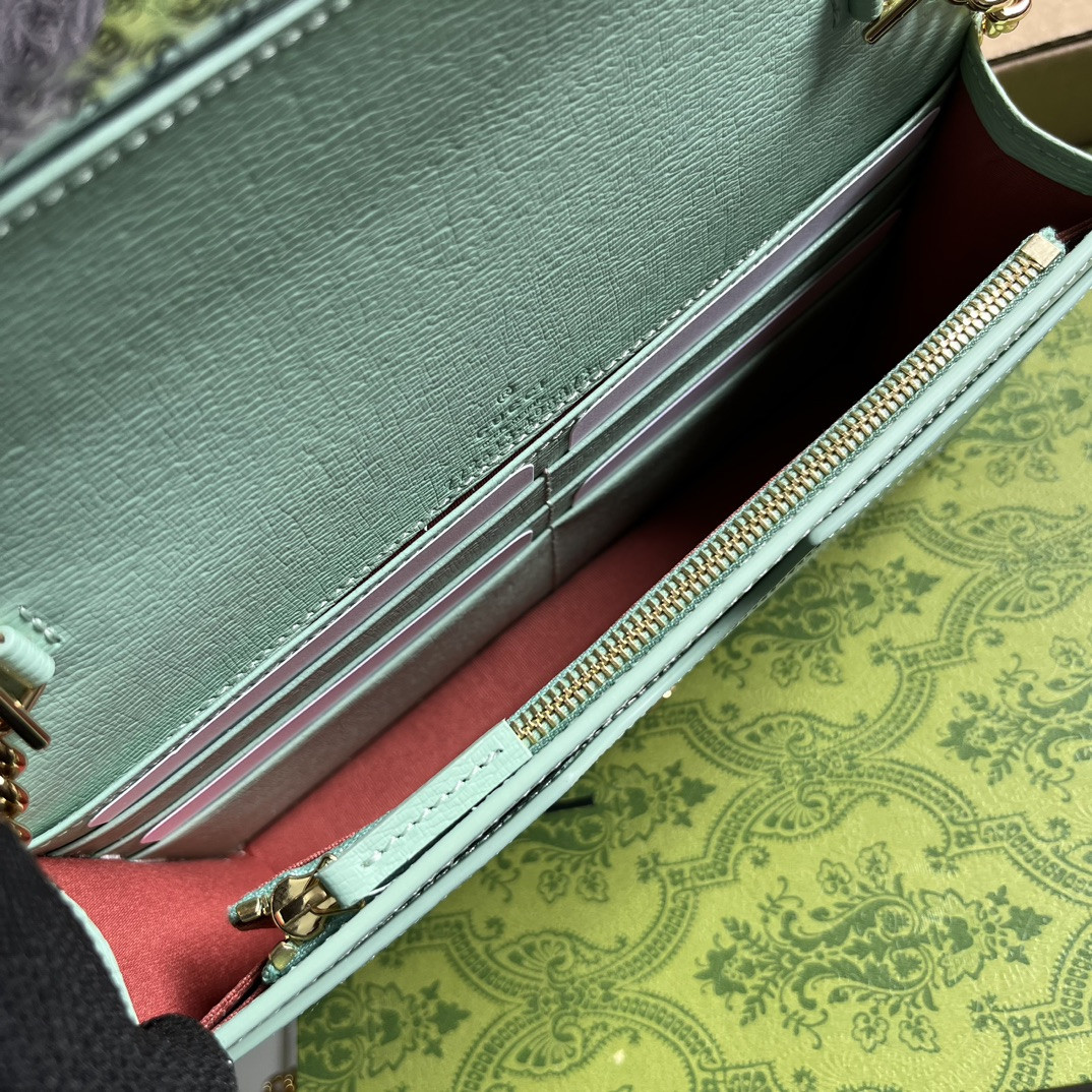 CHAIN WALLET WITH Gvc*1 SCRIPT GREEN 7.8"W x 5"H x 1.6"D