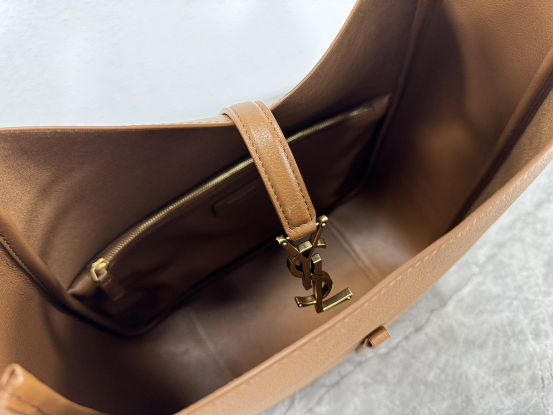 Y51 LE 5 À 7 S*pPLE LARGE IN SMOOTH LEATHER DUSTY GREY 11.8" X 11" X 4.3"