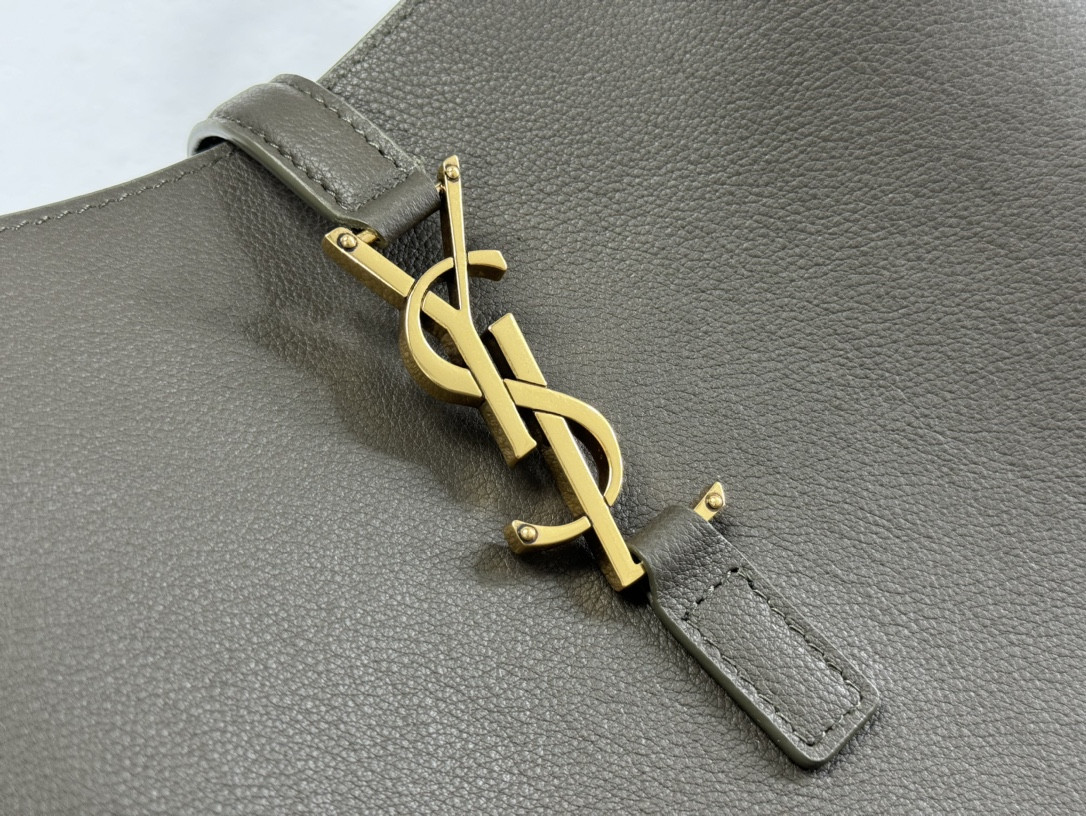 Y51 LE 5 À 7 S*pPLE LARGE IN SMOOTH LEATHER LIGHT MUSK 11.8" X 11" X 4.3"