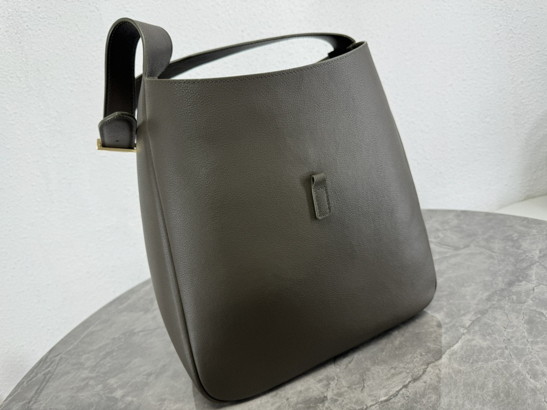 Y51 LE 5 À 7 S*pPLE LARGE IN SMOOTH LEATHER LIGHT MUSK 11.8" X 11" X 4.3"