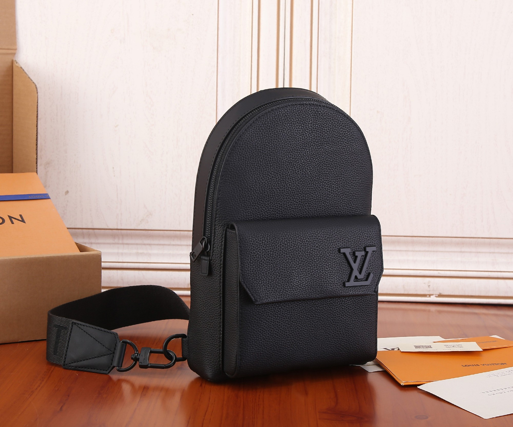 LV M23736 Pilot Slingbag 20 x 30 x 4 cm