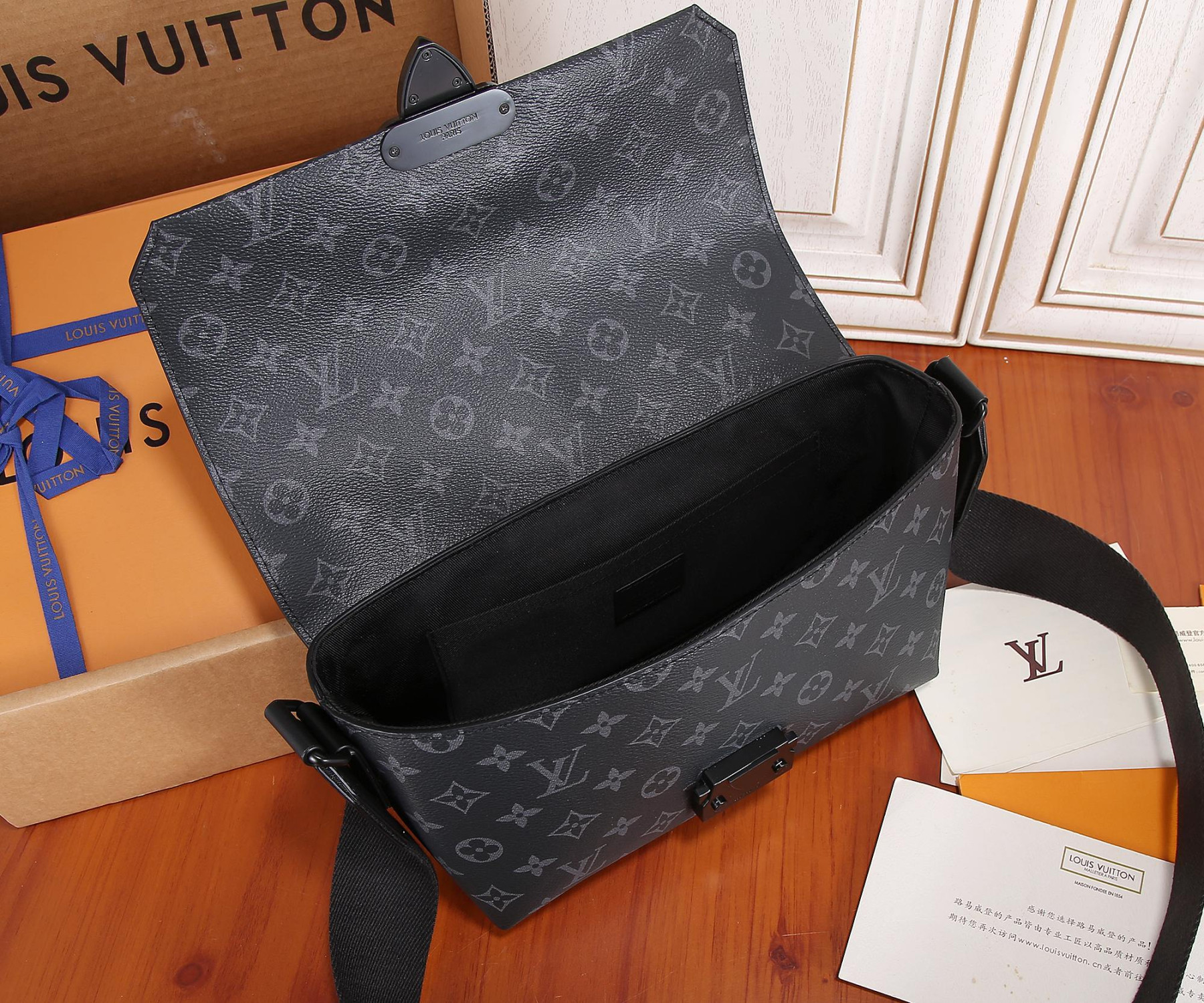 LV M46794 S-Cape Messenger 28 x 16 x 10 cm