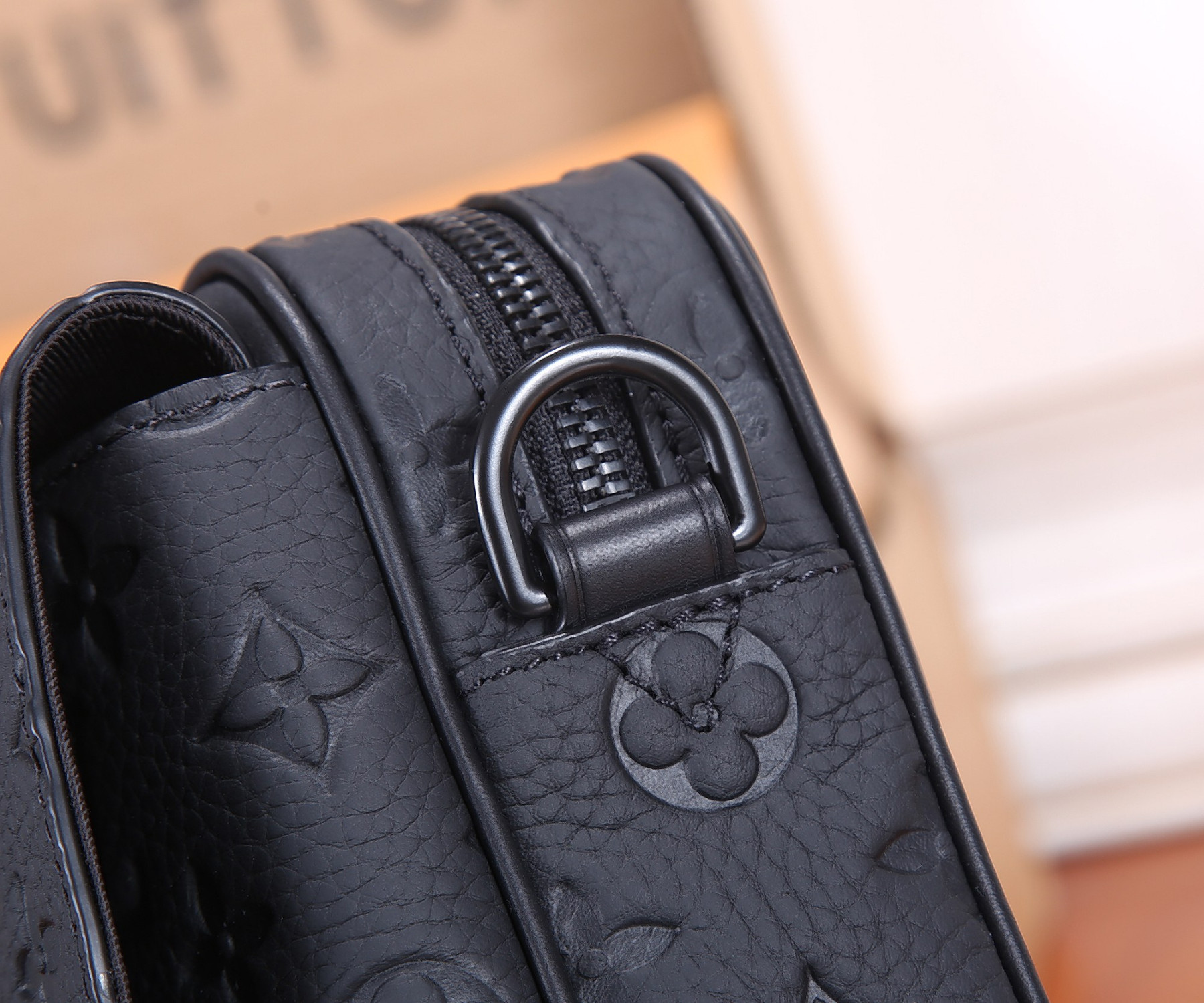 LV M23742 Steamer Messenger 24 x 17 x 5 CM