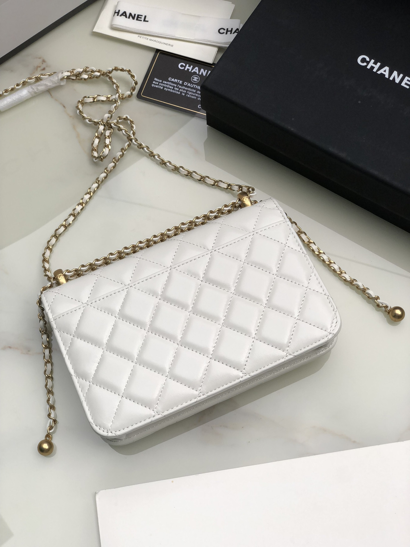 Ch**el CLASSIC WALLET ON CHAIN WHITE 4.8 × 7.5 × 1.4 in