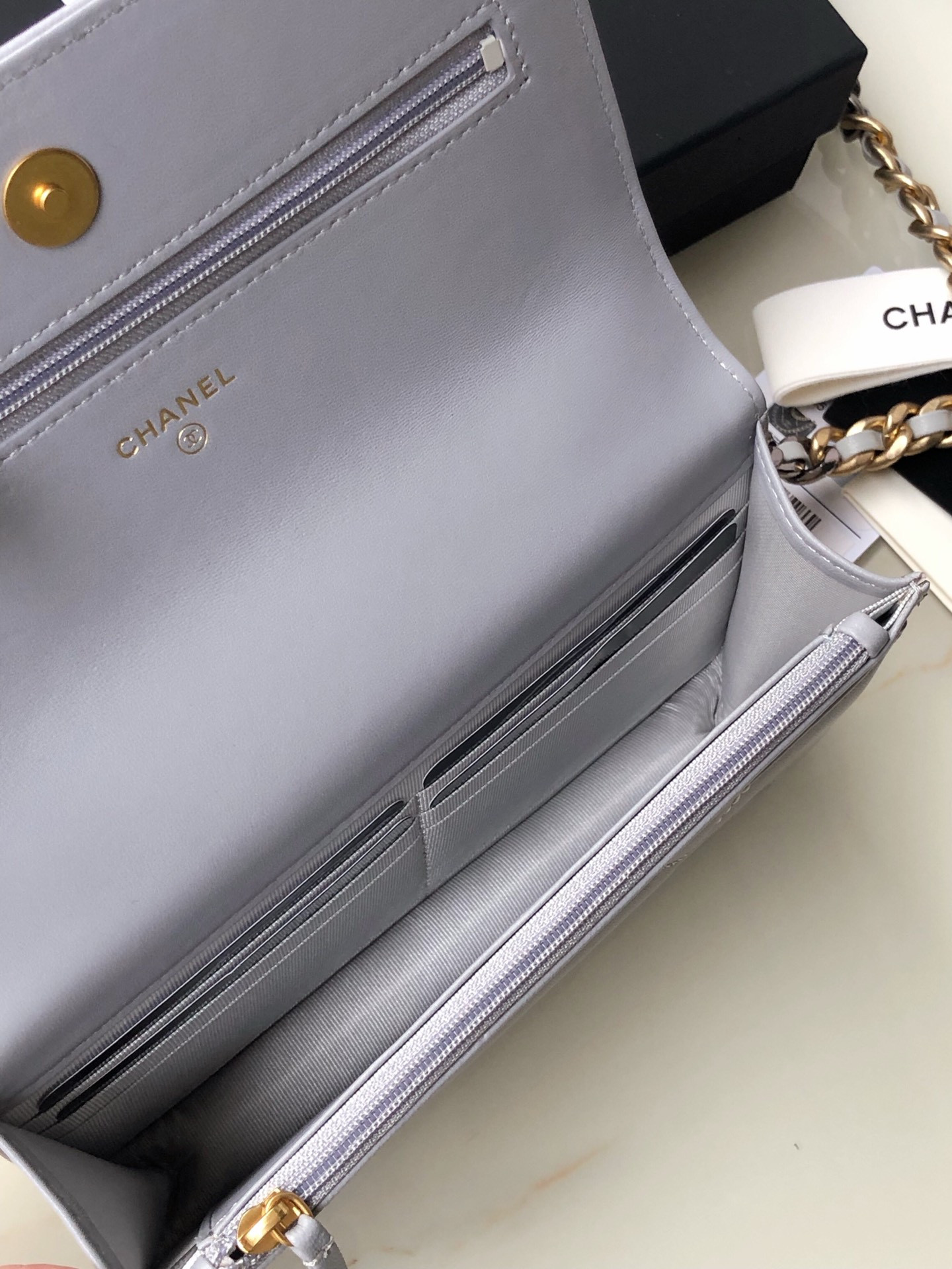 Ch**el CLASSIC WALLET ON CHAIN 4.8 × 7.5 × 1.4 in